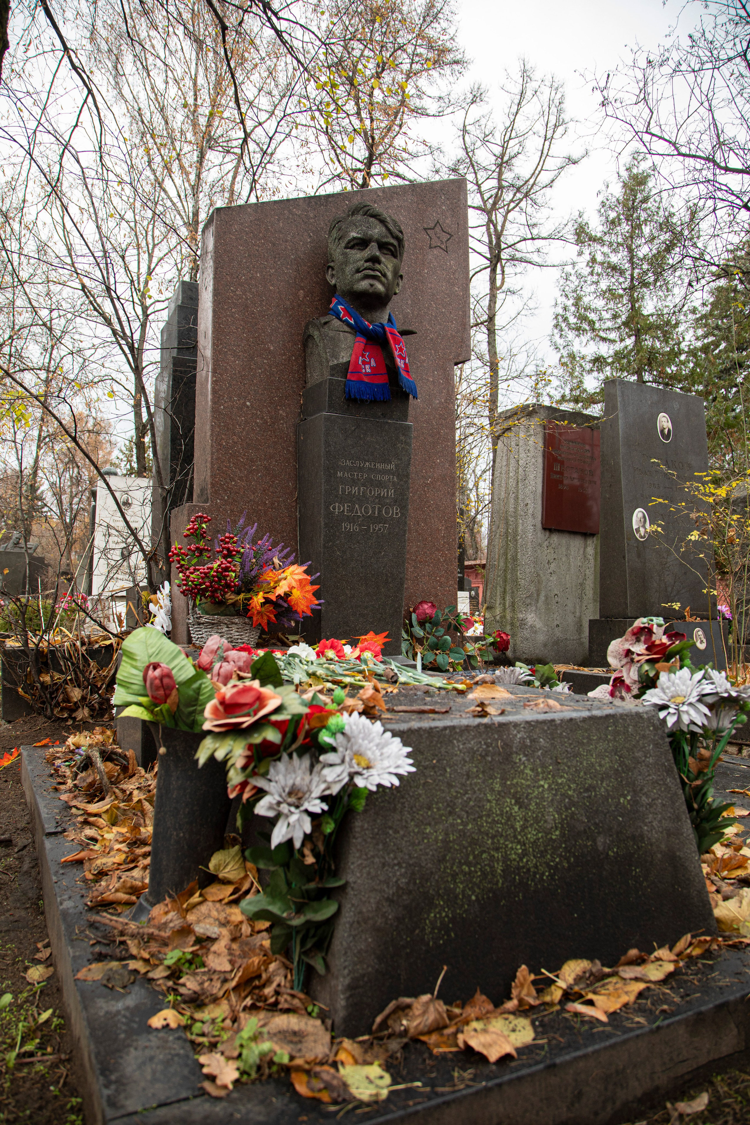 Осенняя прогулка по Новодевичьему кладбищу. Фотограф Сергей Ловкий