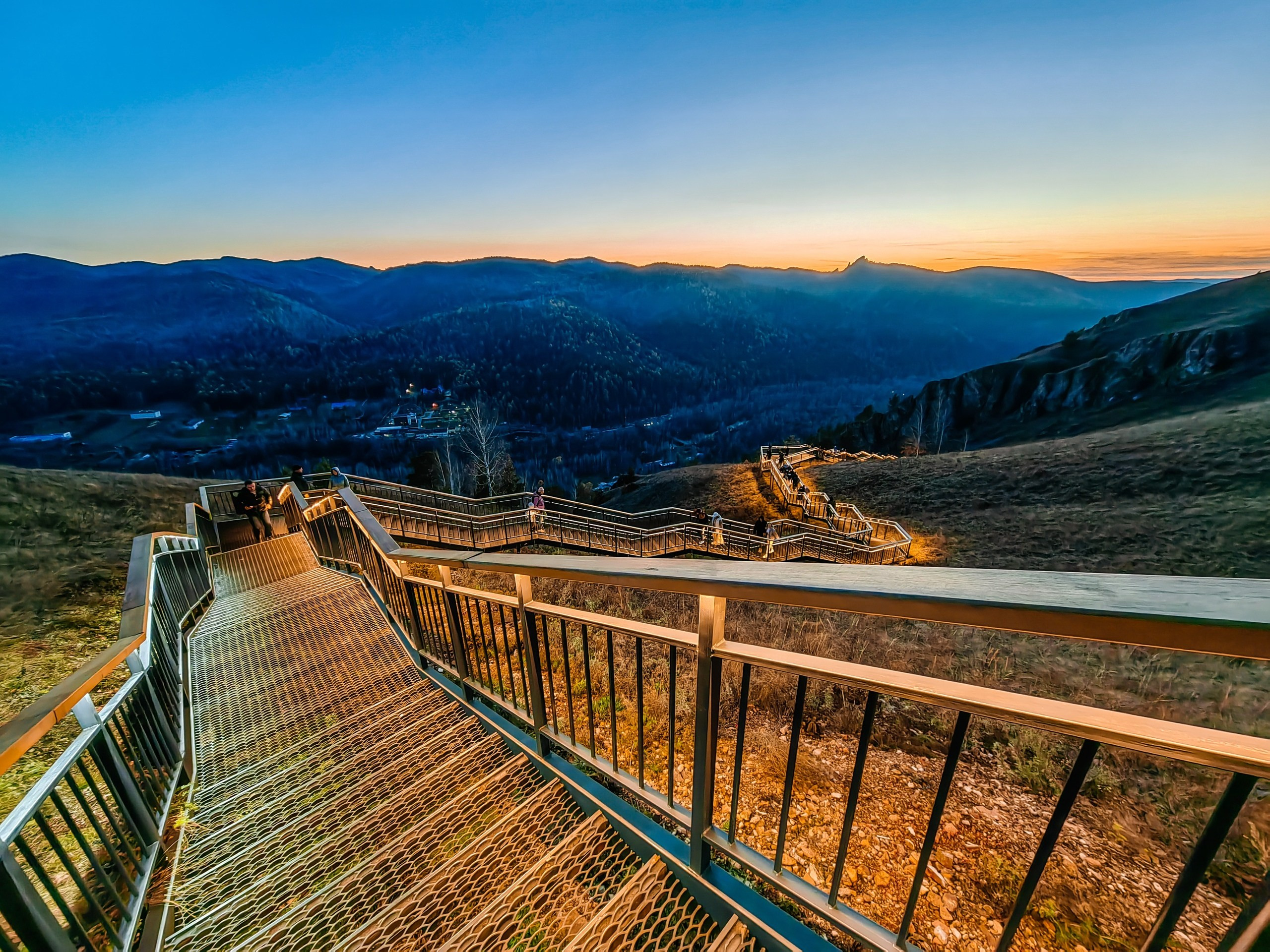 Торгашинская лестница индивидуальный тур Красноярск экскурсии фото интересные места что посмотреть куда сходить что посетить достопримечательности Красноярска фототур фотосессия аренда кабриолета аренда микроавтобуса трансфер цена заказать экскурсию программа маршрут смотровые площадки видовые красивые места Национальный парк заповедник Столбы Дивногорск Красноярская ГЭС путешествие туристический маршрут место силы Часовня Параскевы Пятницы Коммунальный мост остров Татышев Бобровый лог Николаевская сопка набережная Енисея село Овсянка музей Астафьева Караульная гора Виноградовский мост гид экскурсовод индивидуальная экскурсия фотосъемка виды на Енисей фанпарк Бобровый лог парк флоры и фауны Роев ручей Торгашинский хребет скала Такмак вантовый мост куда сходить цены расписание заказать онлайн экскурсионное обслуживание трансфер на комфортабельном автобусе