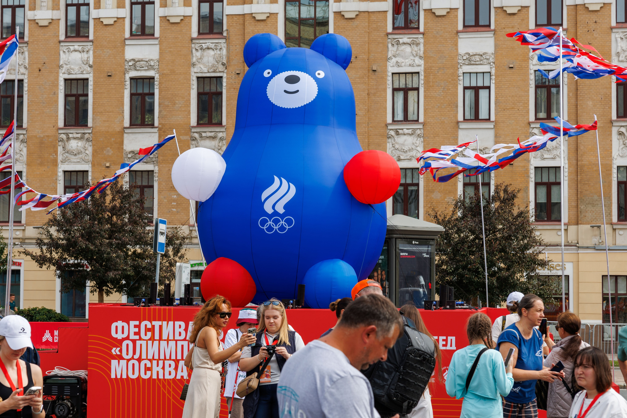 Олимпийский мишка на фестивале Олимпийская Москва 2025