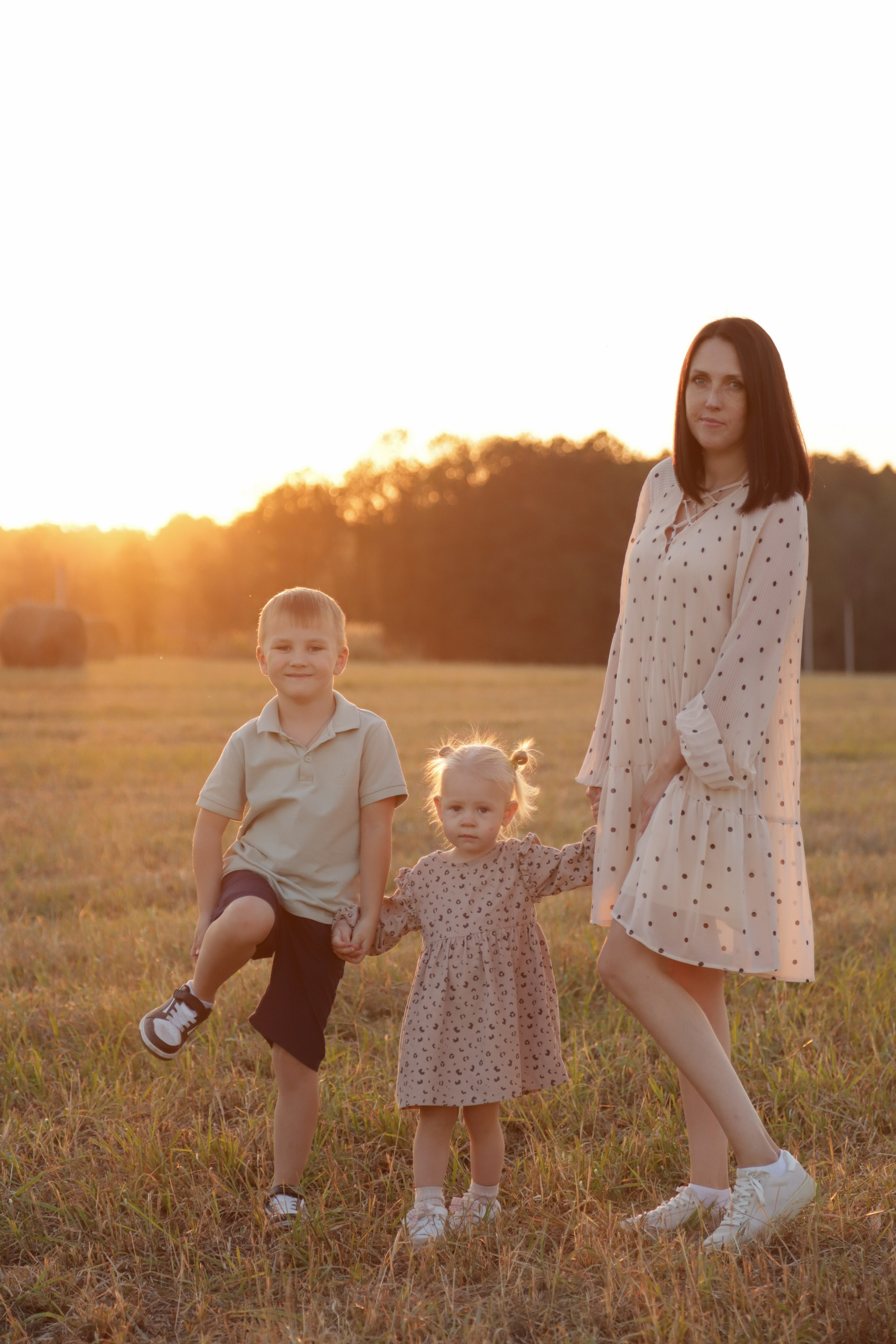 Мама с детьми в поле стога. Диана Николаева — фотограф город Балашиха