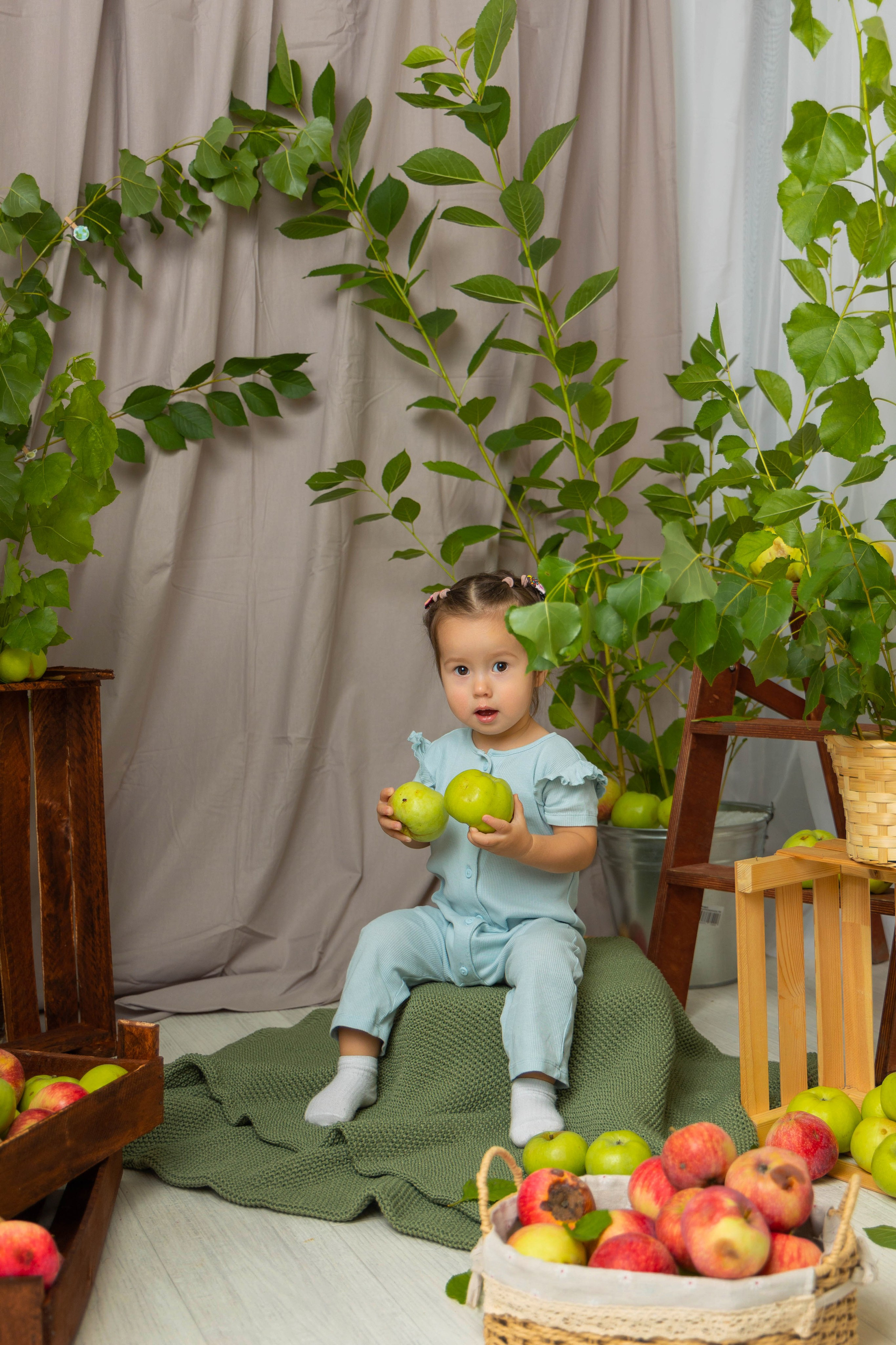 Фото зона с яблоками. Выпускные альбомы в Липецк