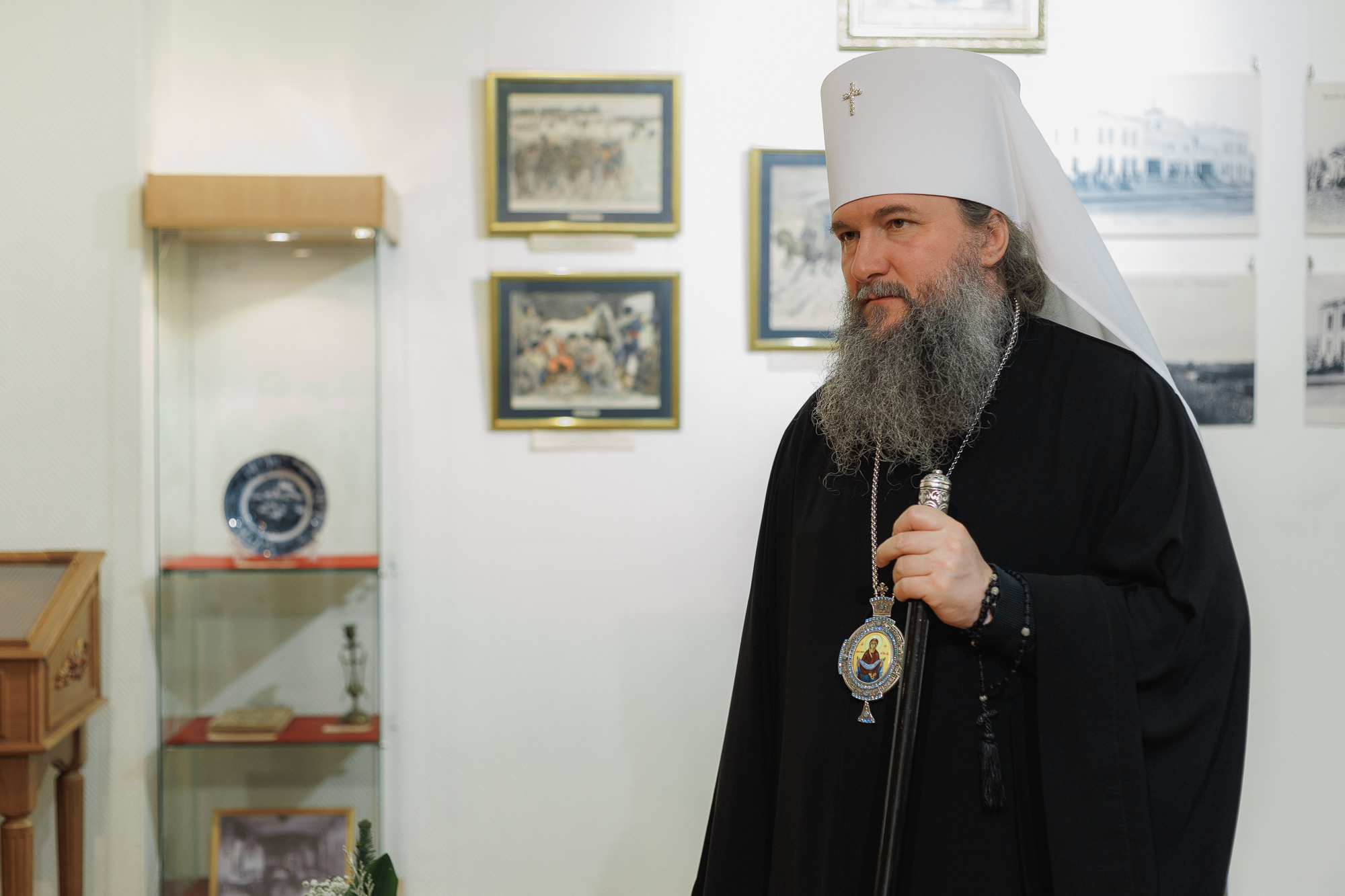 Митрополит Екатеринбургский и Верхотурский Евгений на выставке картин. Профессиональная съёмка мероприятий для бизнеса от фотографа: пример работ в портфолио, демонстрирующий качество услуг и художественный подход. Идеально для оформления деловых событий и презентаций.