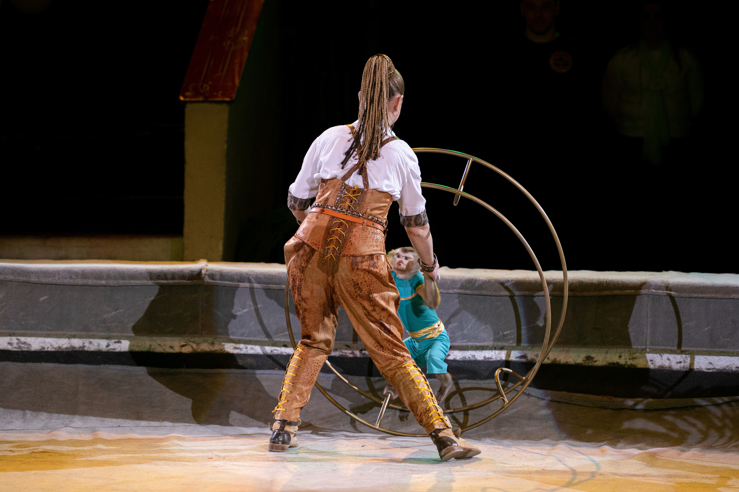 Тверской цирк «Юбилейная программа». Конный и фотограф с животными в Твери Топталова Люся