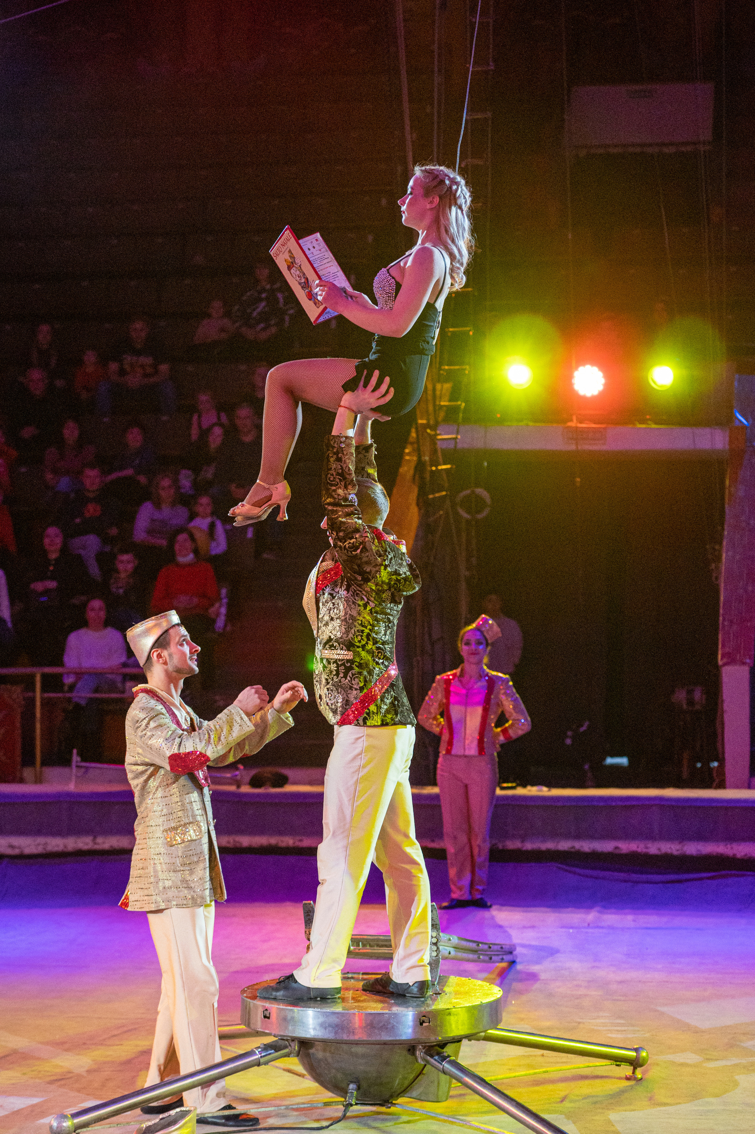 Тверской цирк «Юбилейная программа». Конный и фотограф с животными в Твери Топталова Люся