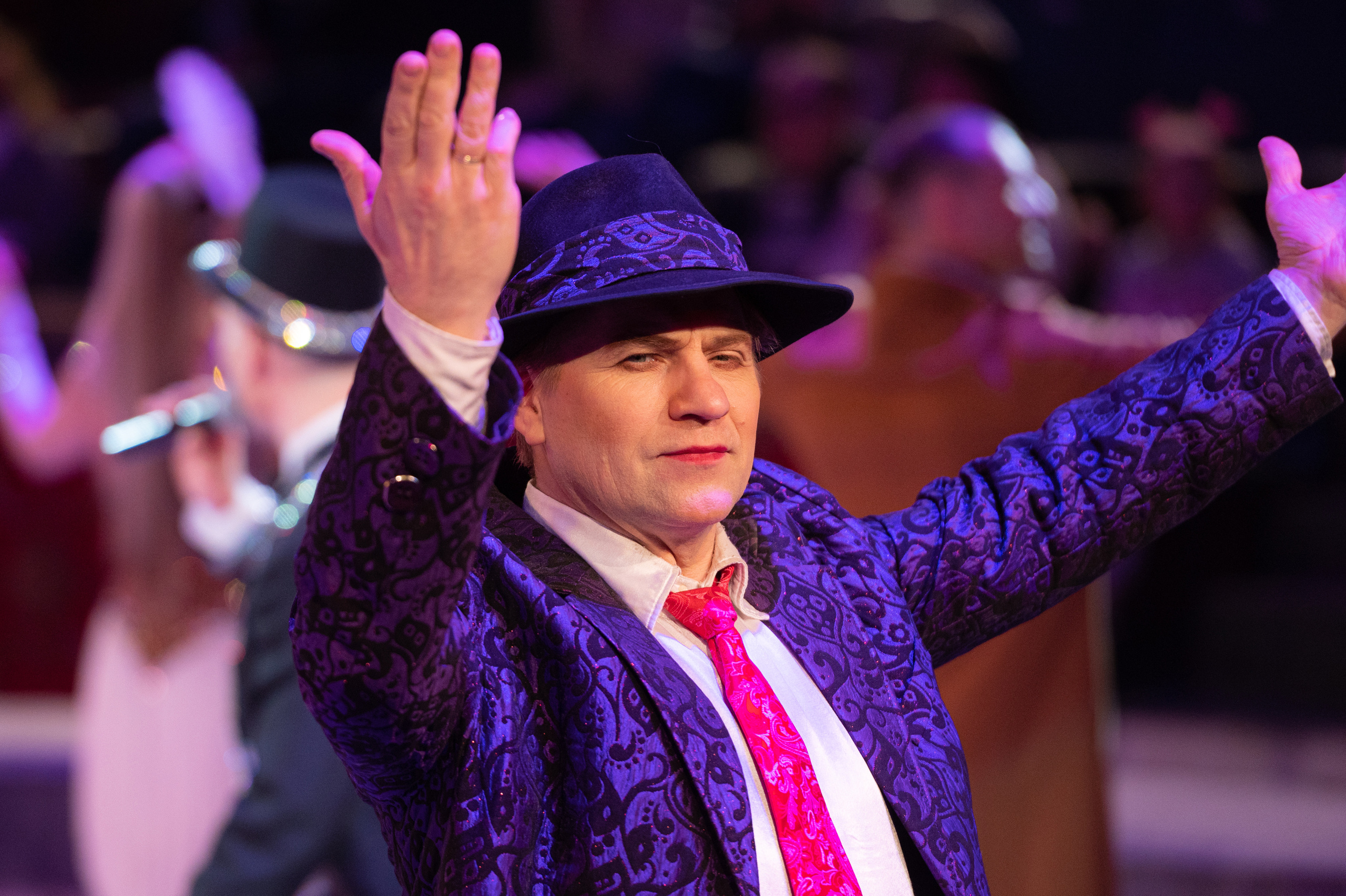 Тверской цирк «Юбилейная программа». Конный и фотограф с животными в Твери Топталова Люся