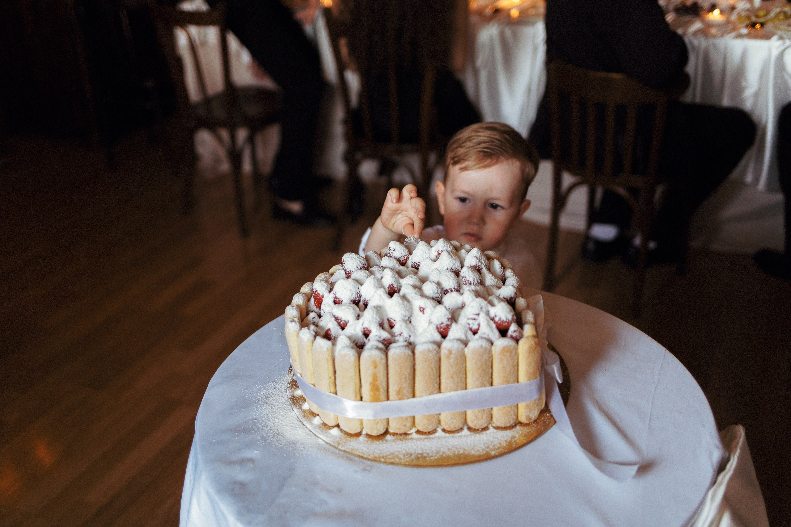 Ребёнок за свадебным столом с тортом — камерная свадебная история, Санкт-Петербург