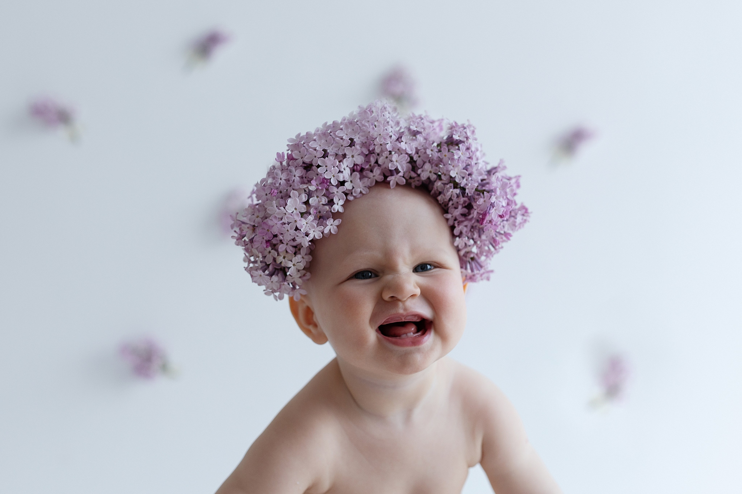 Малышки и сирень. Фотограф на годик Хабаровск Детский и семейный фотограф в Хабаровске Юлия Матвиенко