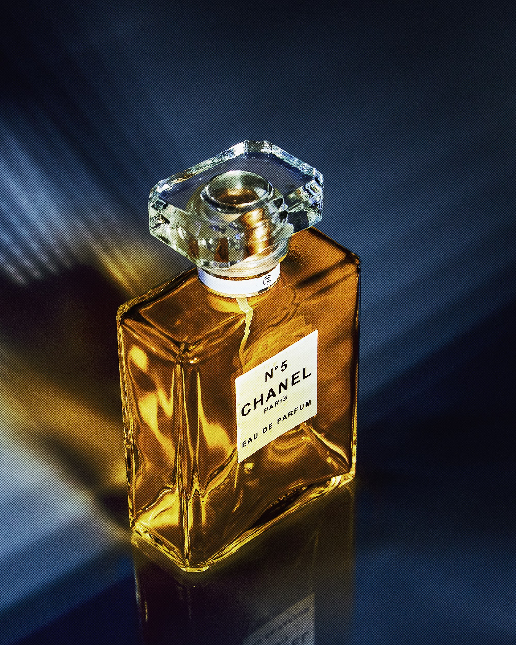 предметная фотография парфюма chanel №5 в ретро стиле