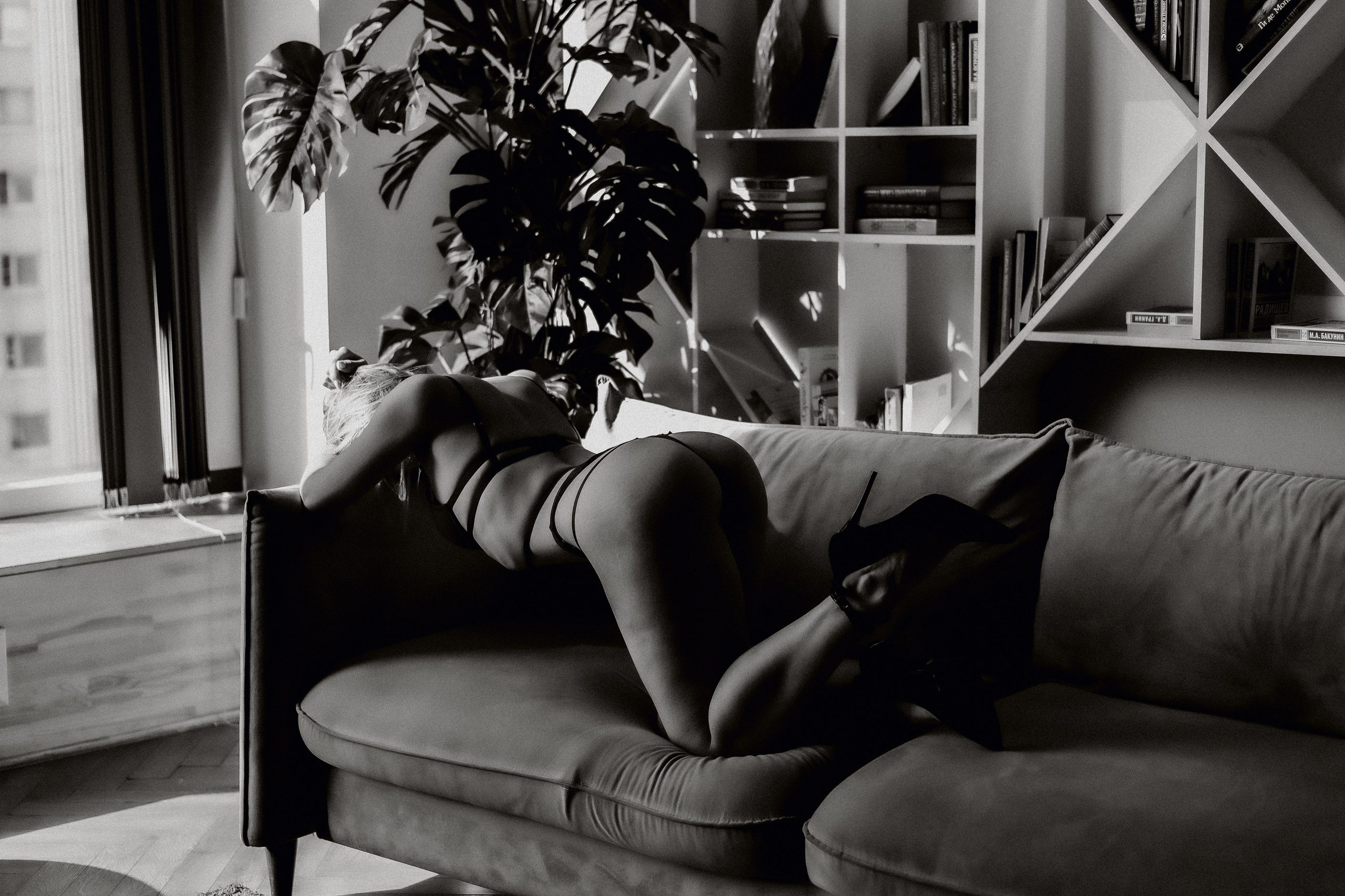 Черное-белая фотосессия в стиле ню