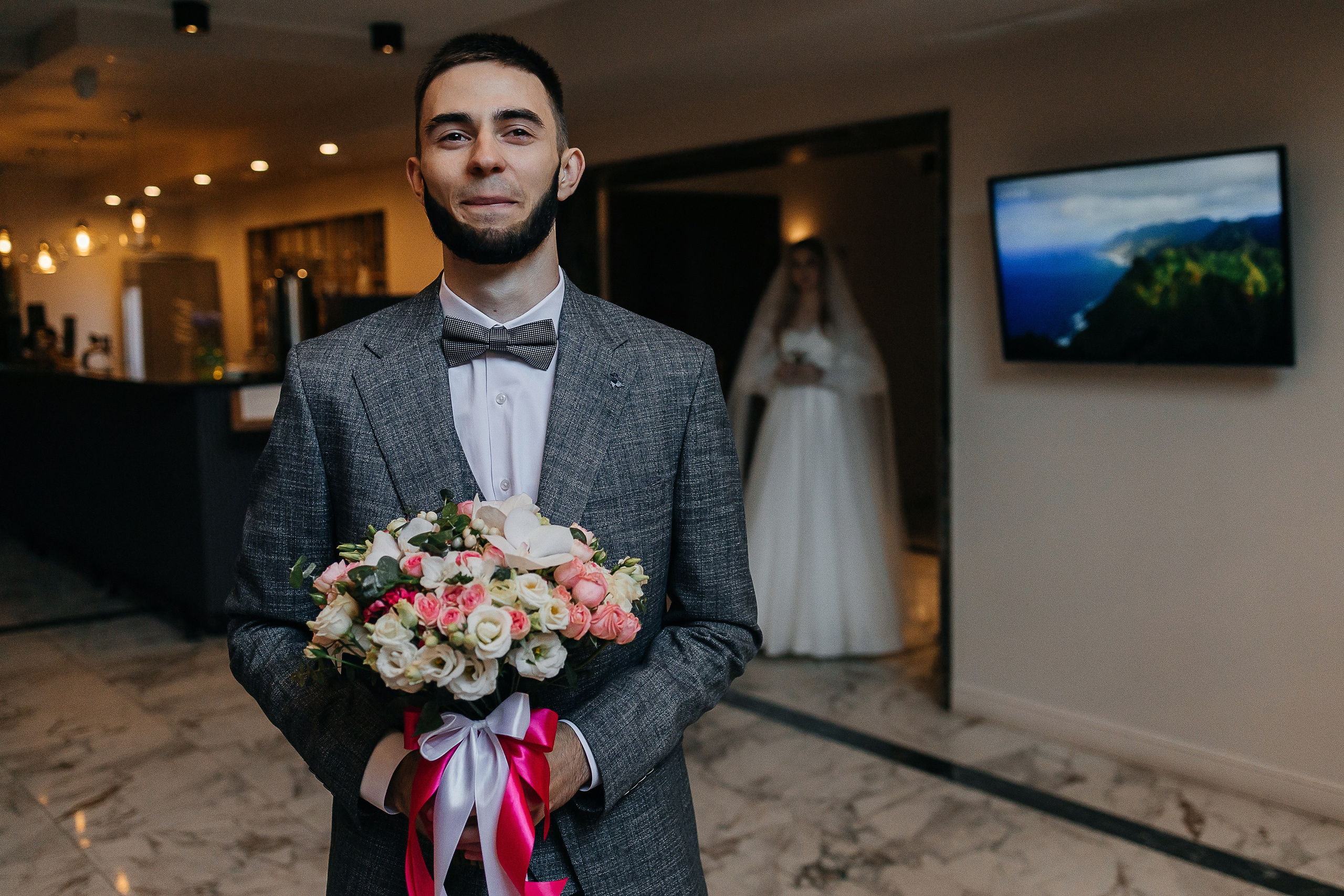 Чувственная первая встреча пары в отеле. Олег Сверчков | Свадебный фотограф Вологда