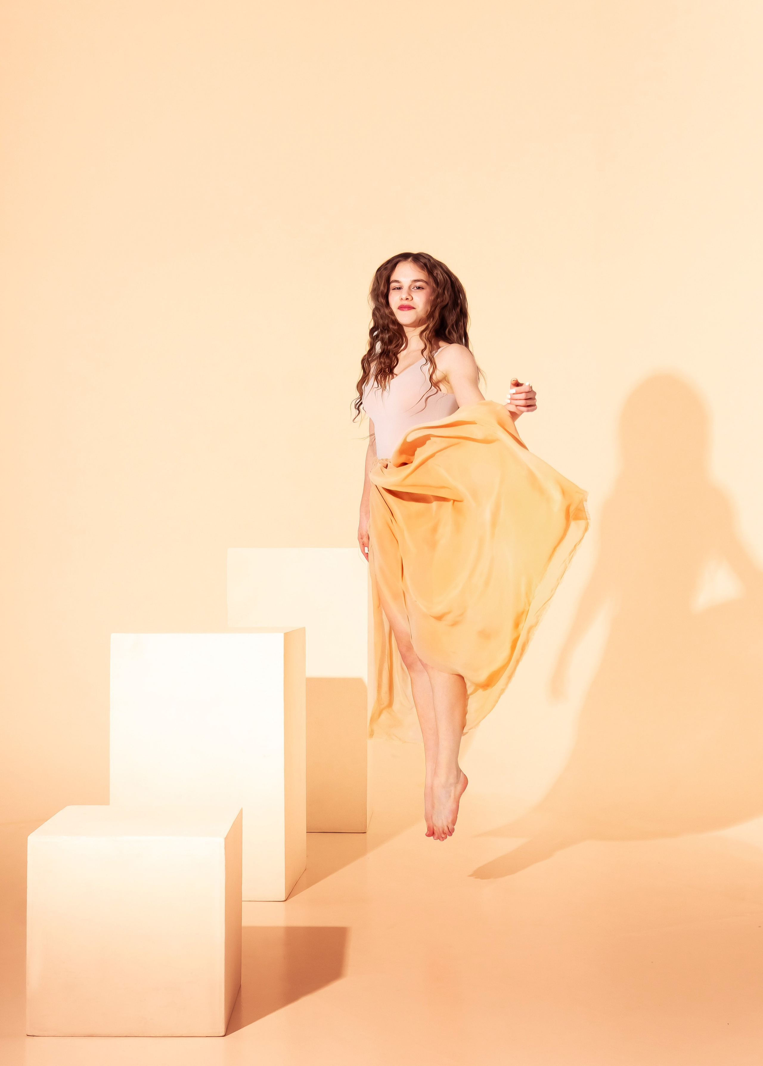 фотография в прыжке в студии со вспышками