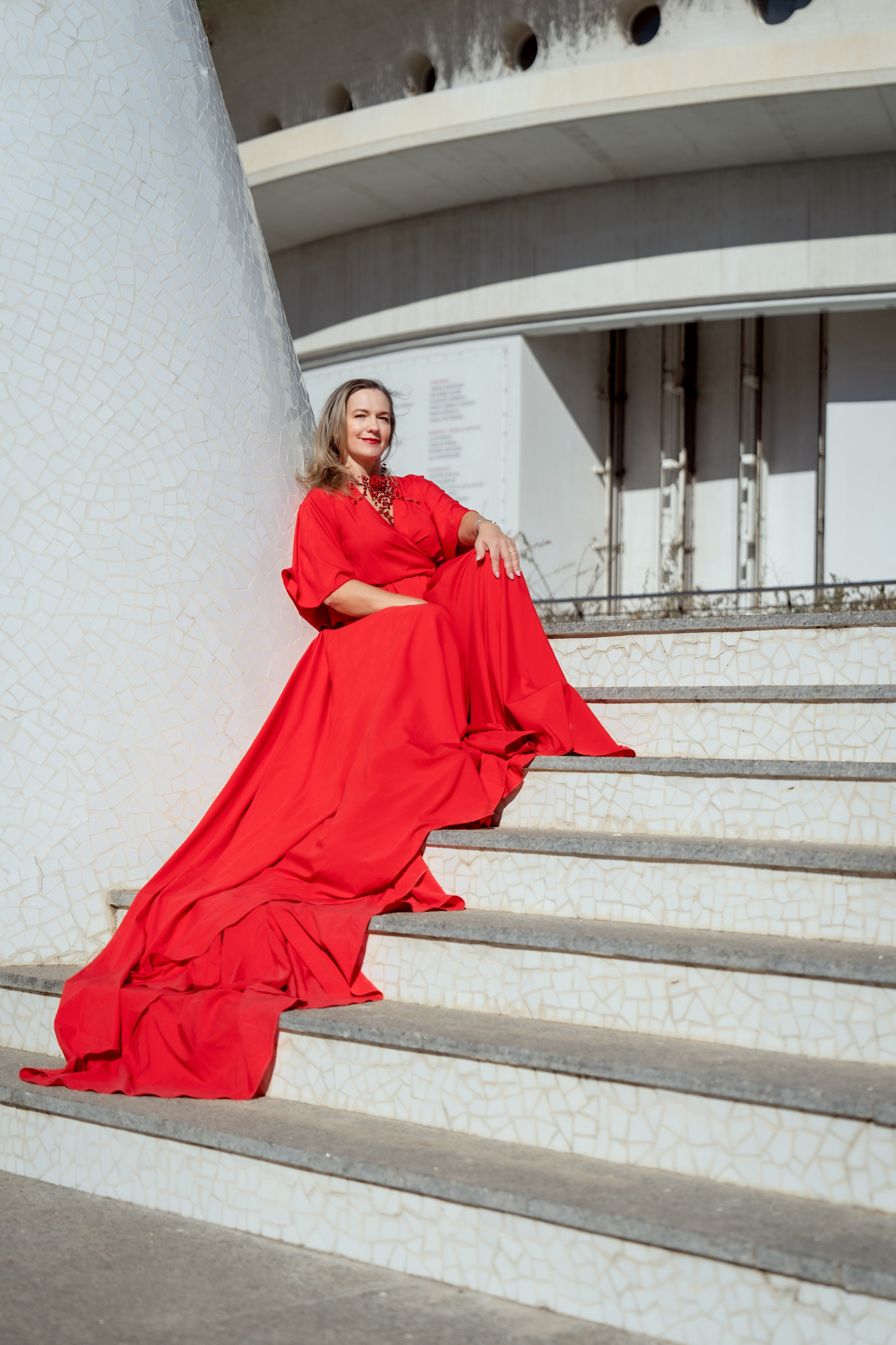Фотосессия в Валенсии Испания в летящем красном платье