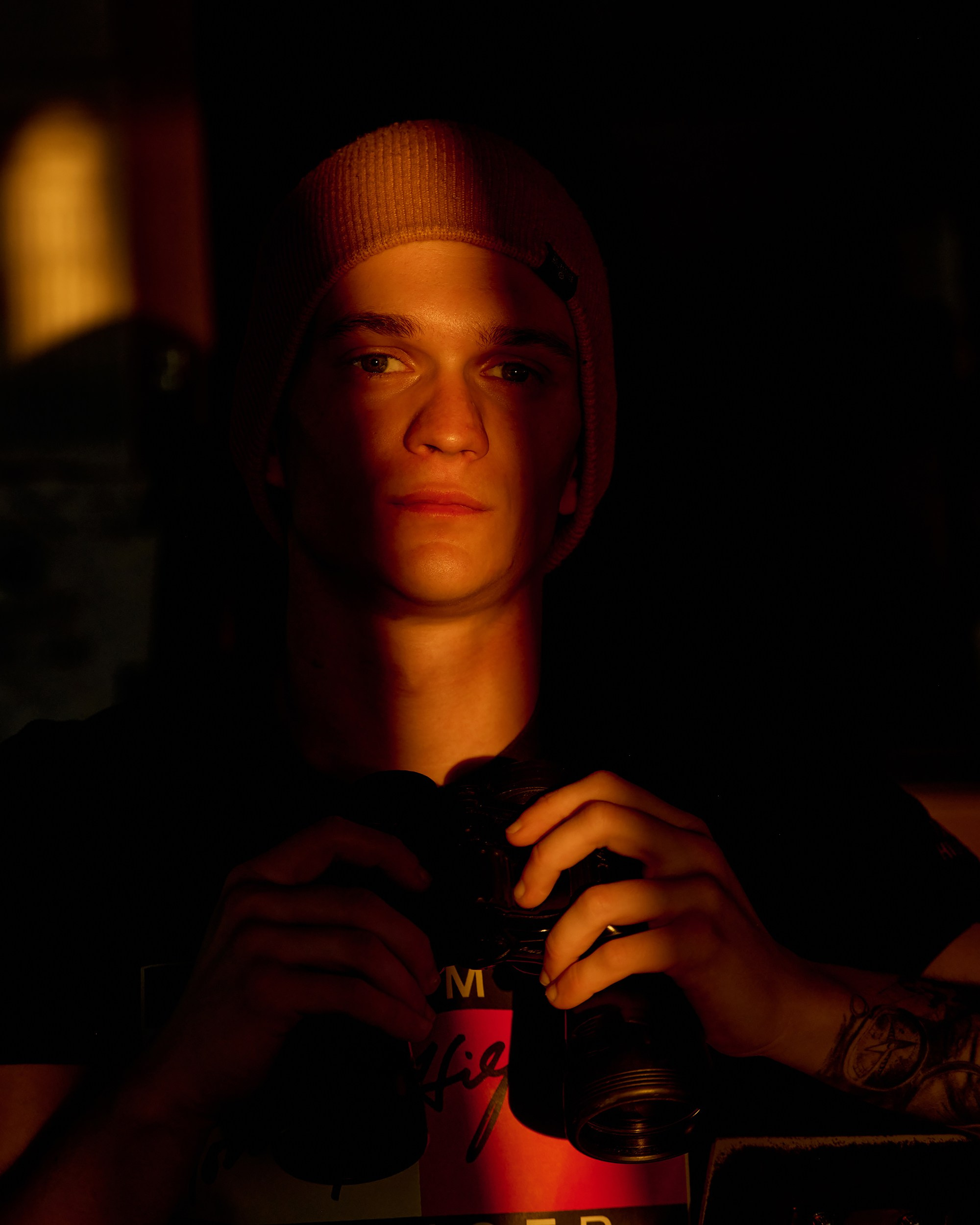 вахтенный помощник с биноклем