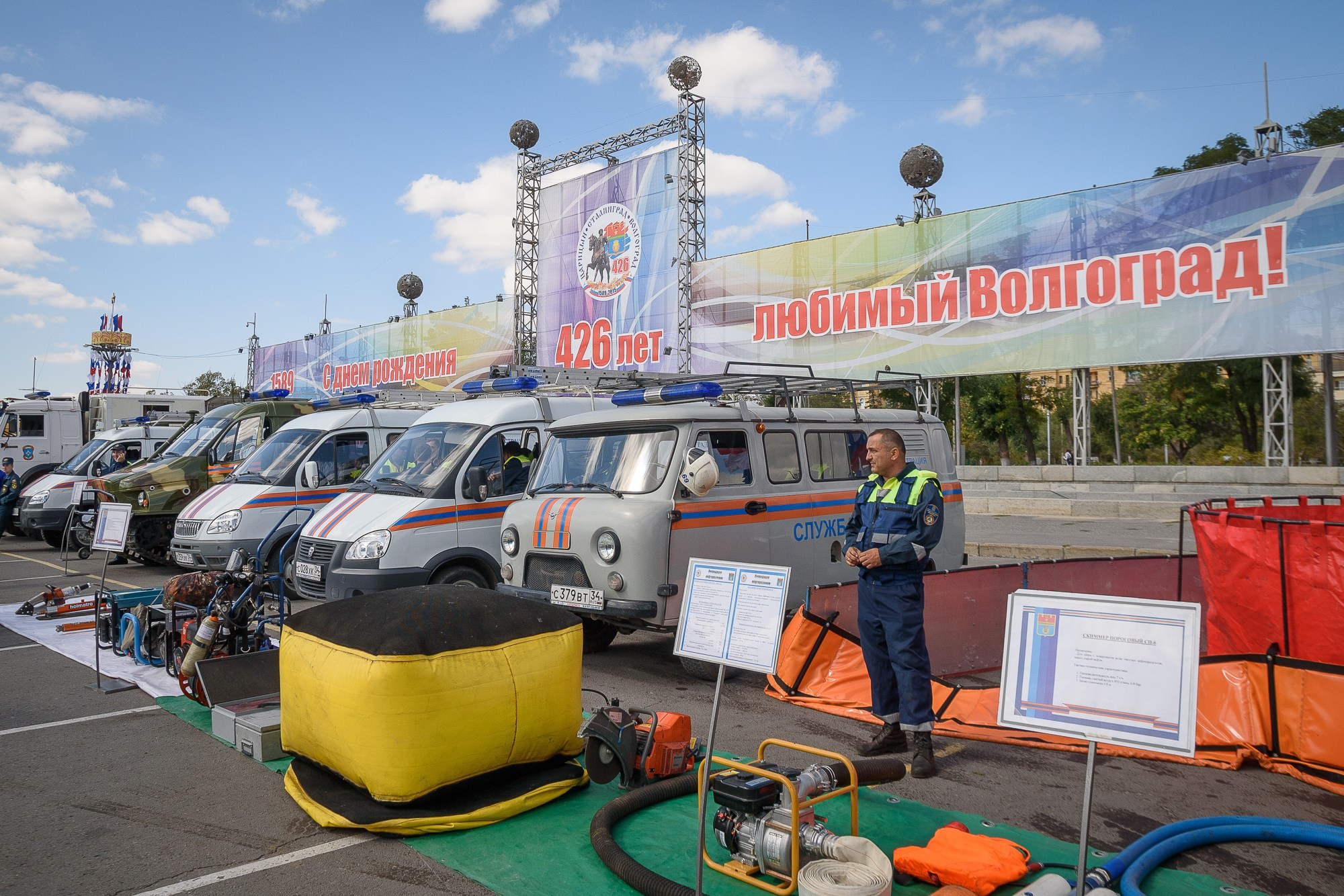Спасательные автомобили и оборудование на выставке