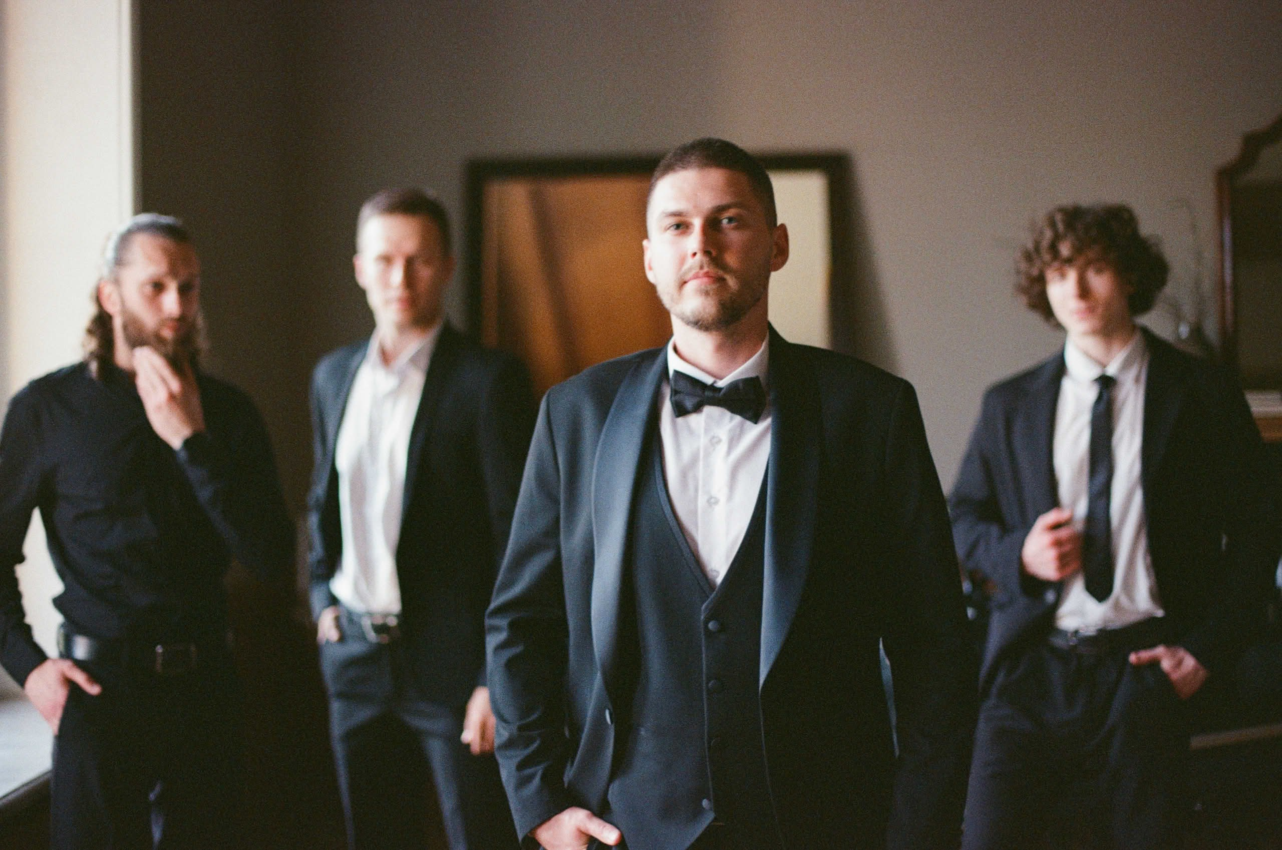 Подготовка жениха и друзей, камерная атмосфера, свадебная съёмка на плёнку в СПб