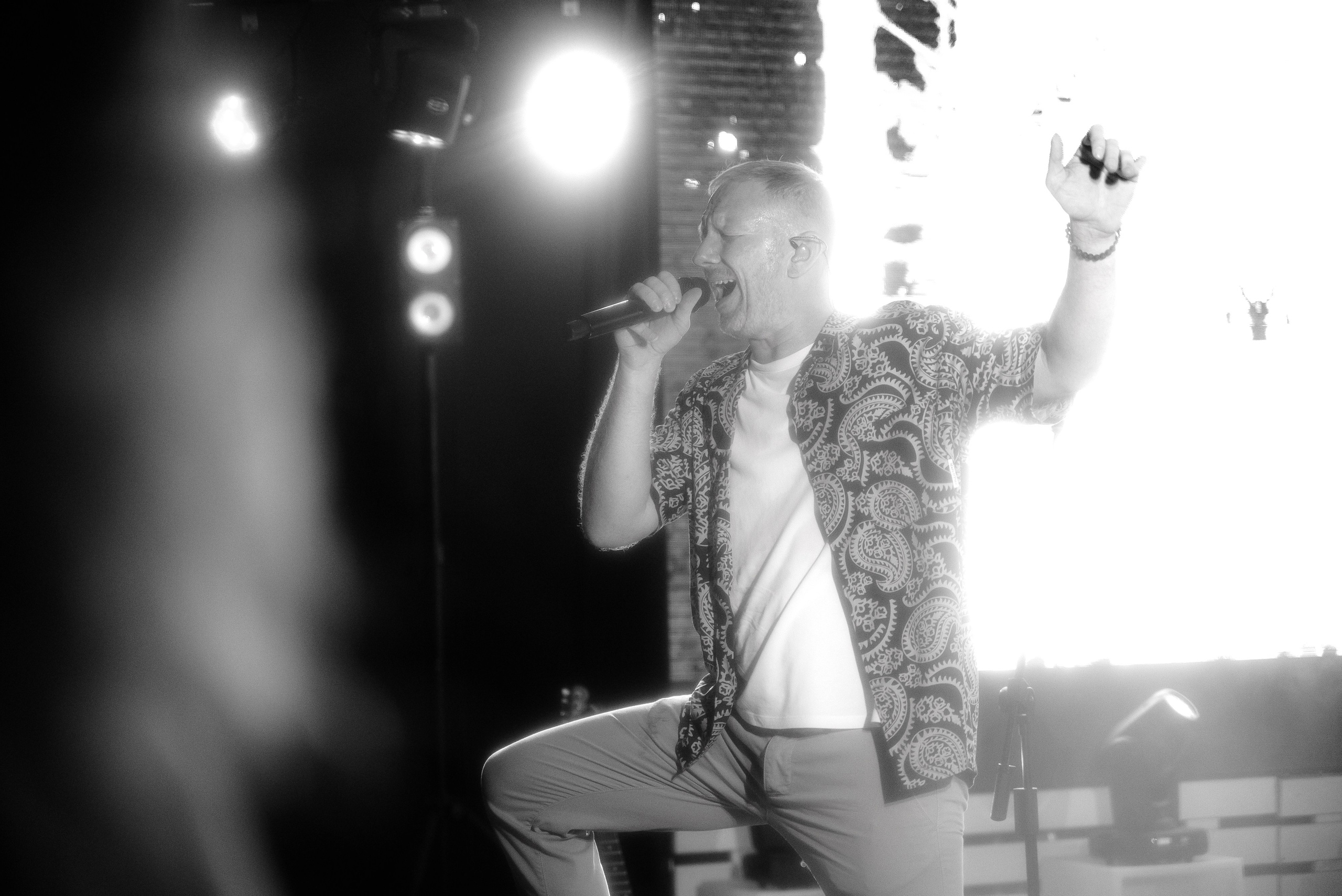 Концерт Братья Гримм в Сочи — фотографии с живым выступлением Константина Бурдаева, доступные для поклонников