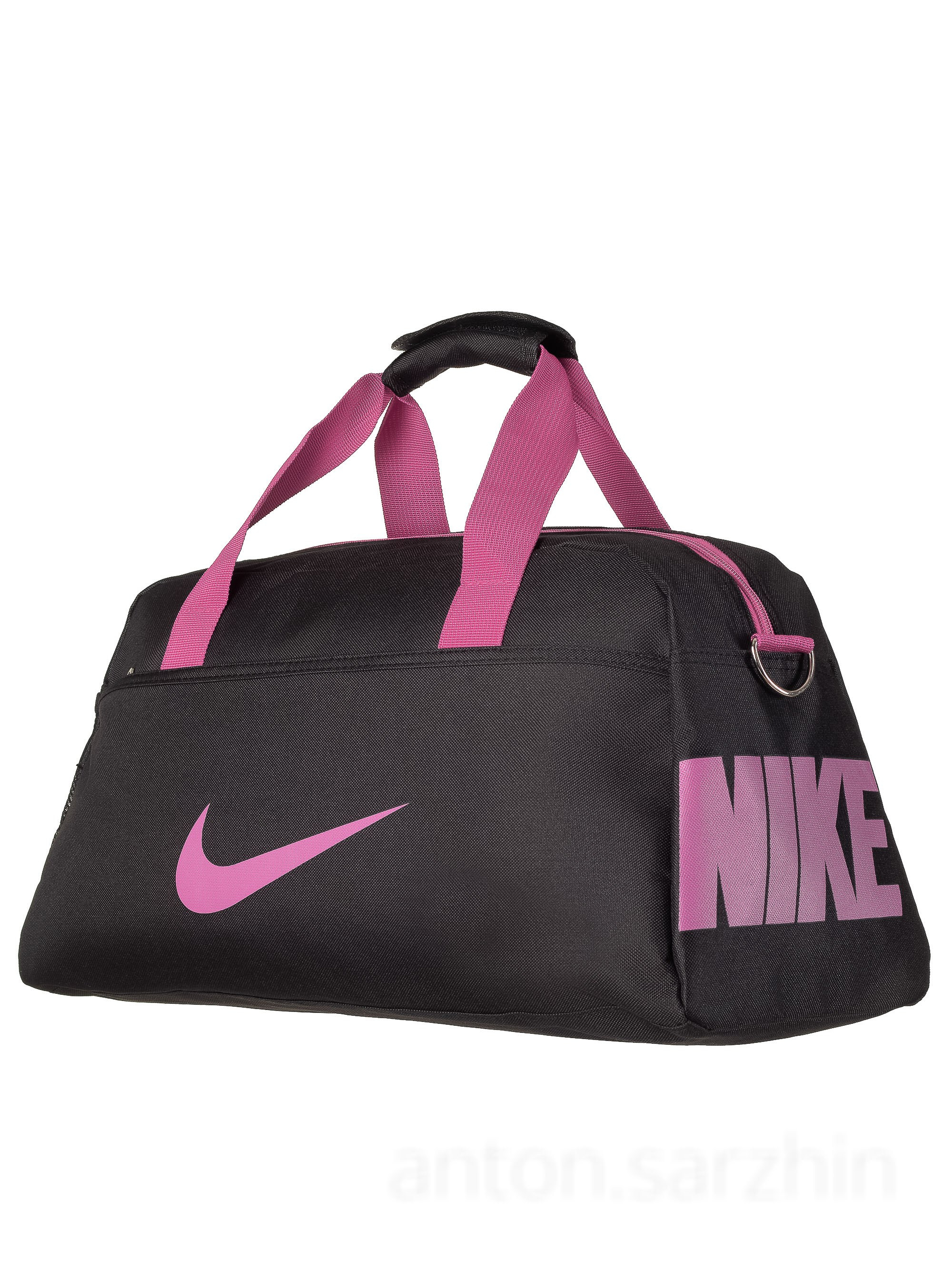 Предметная съемка спортивной сумки на белом фоне