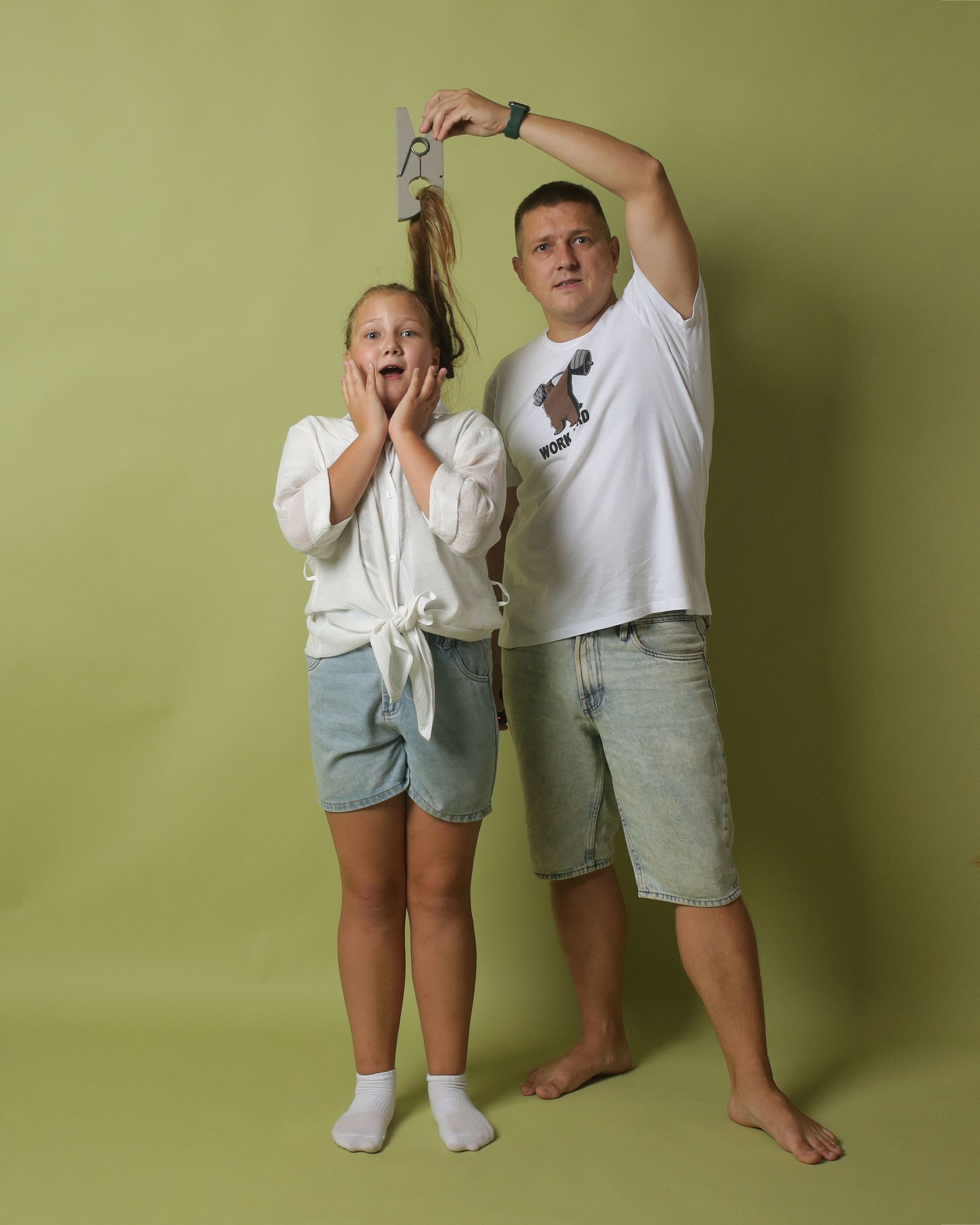 папа и дочь на зеленом фоне в фотостудии