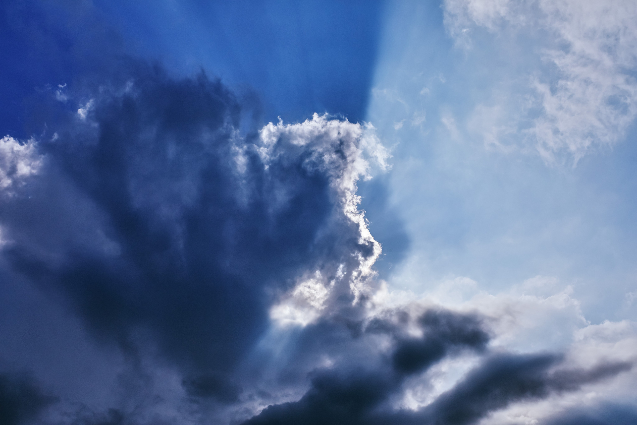 Мрачные облака и яркие лучи света за час перед закатом