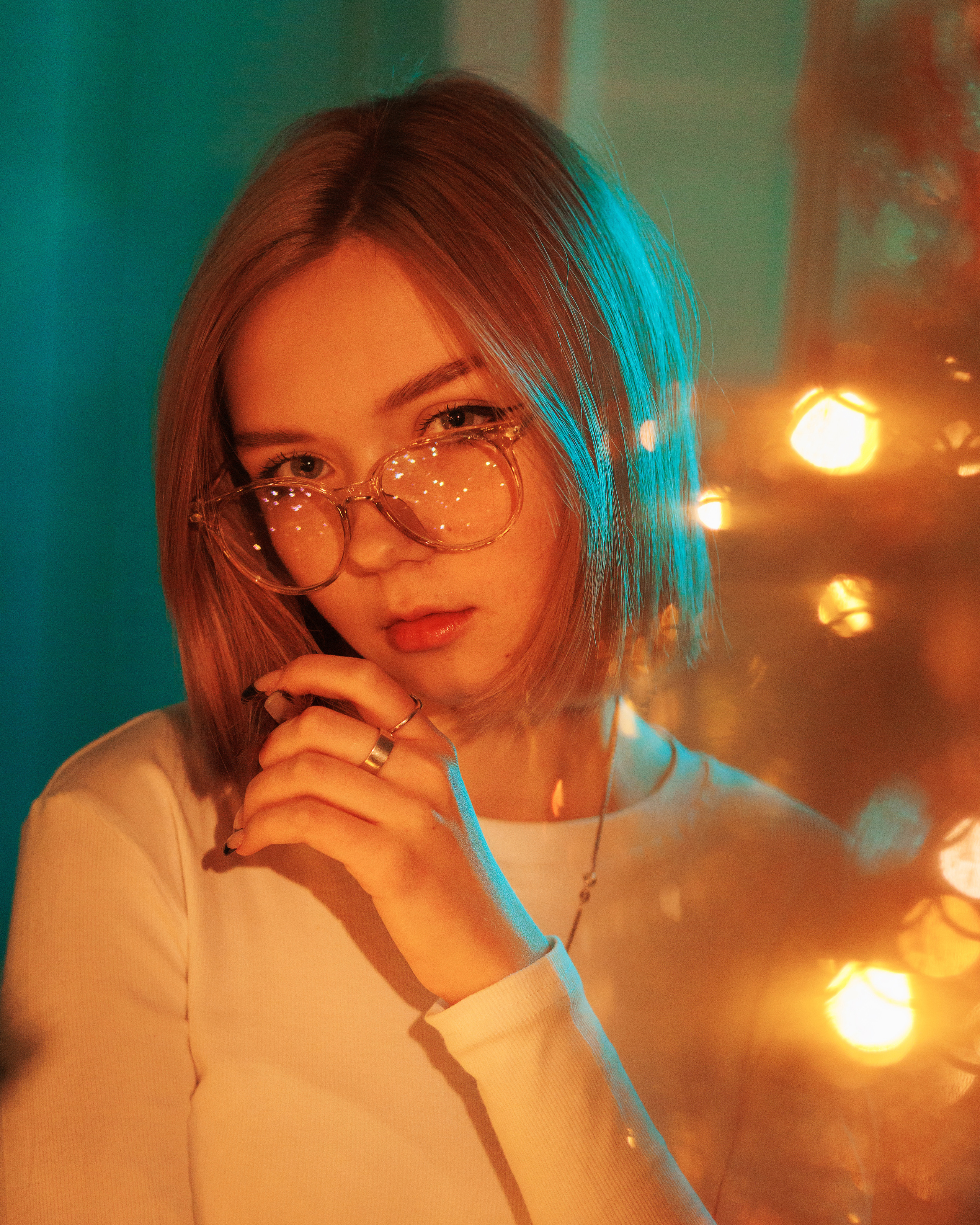 Портретная фотосессия для красивой девушки с цветным светом в фотостудии в Лабинске. Фотограф Дмитрий Шевченко.