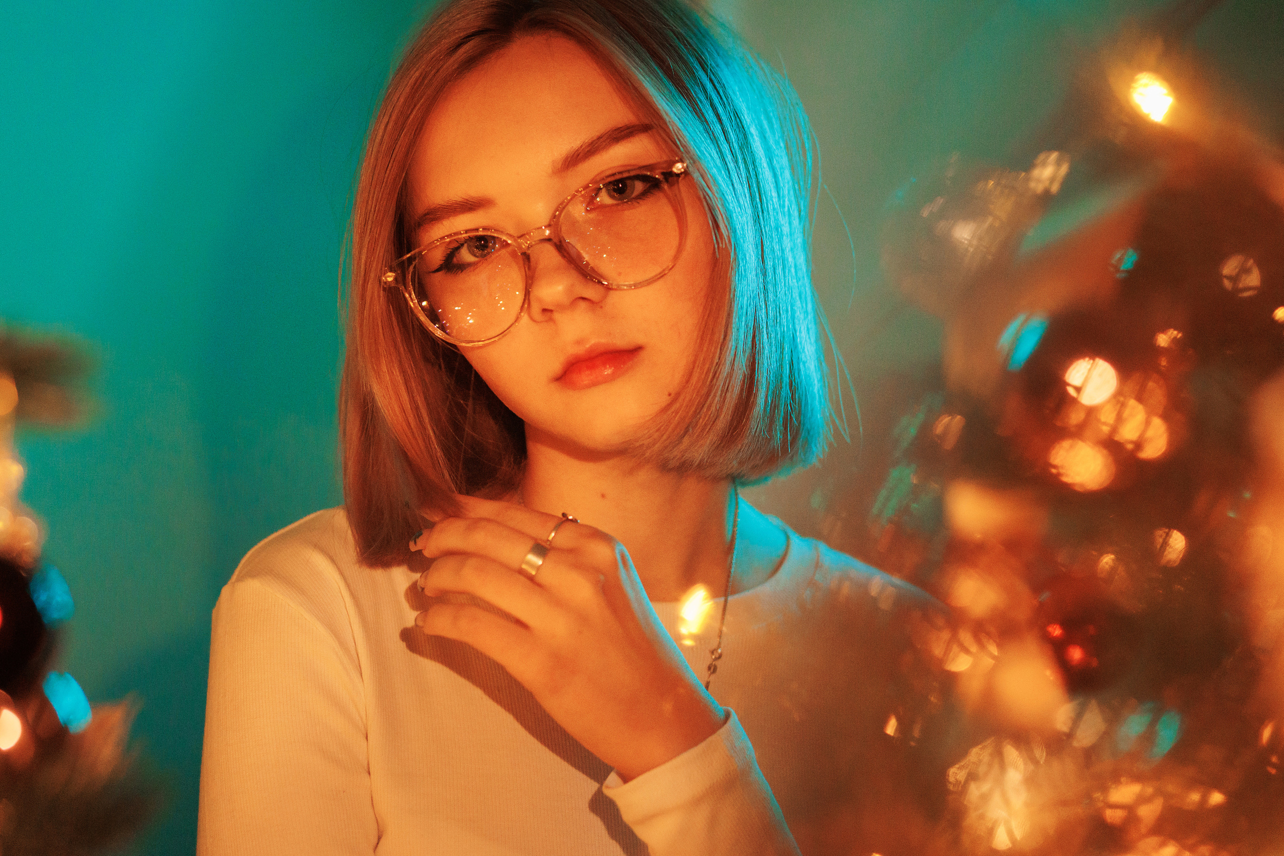 Портретная фотосессия для красивой девушки с цветным светом в фотостудии в Лабинске. Фотограф Дмитрий Шевченко.