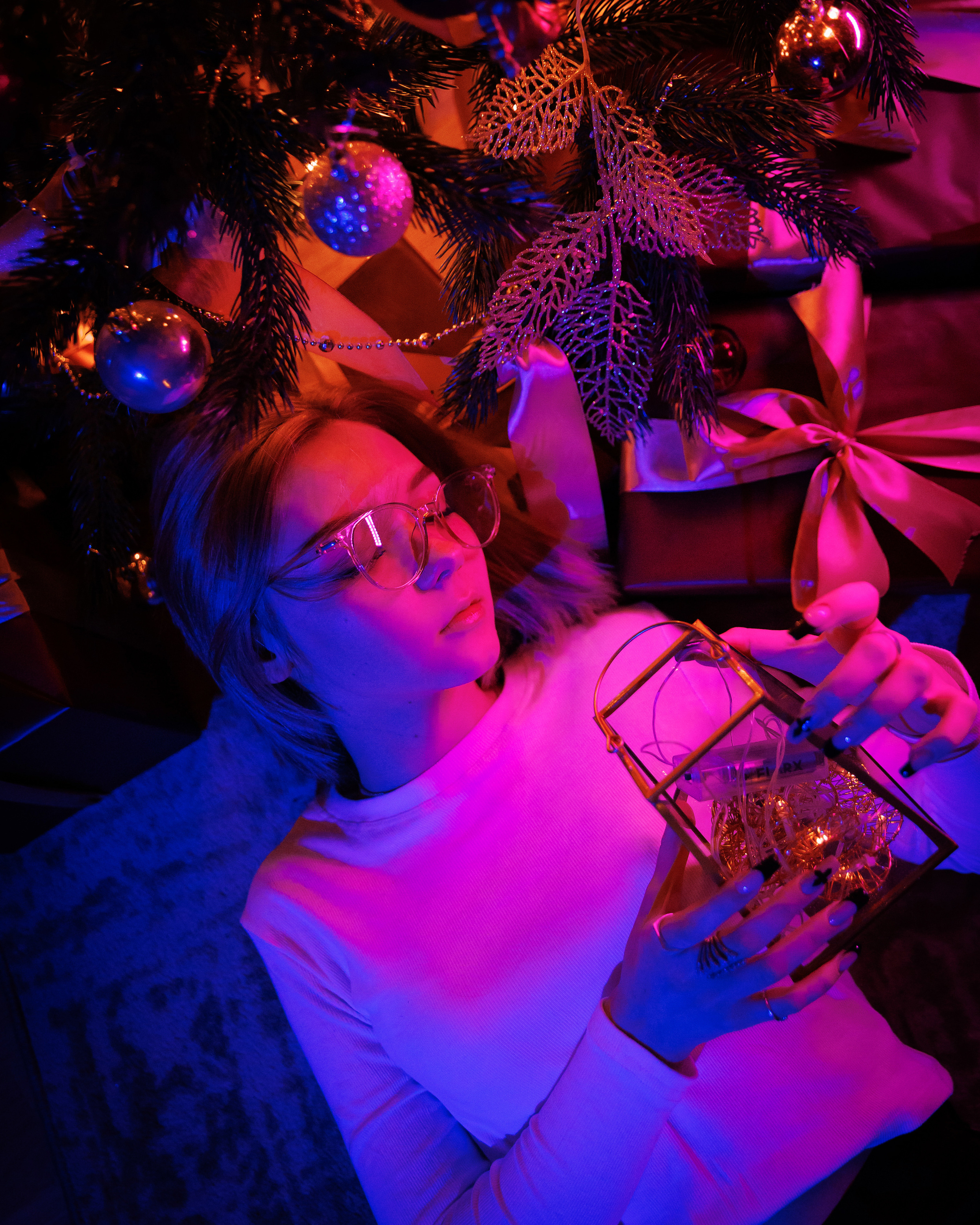 Портретная новогодняя фотосессия с цветным светом в фотостудии в Лабинске. Фотограф Дмитрий Шевченко.