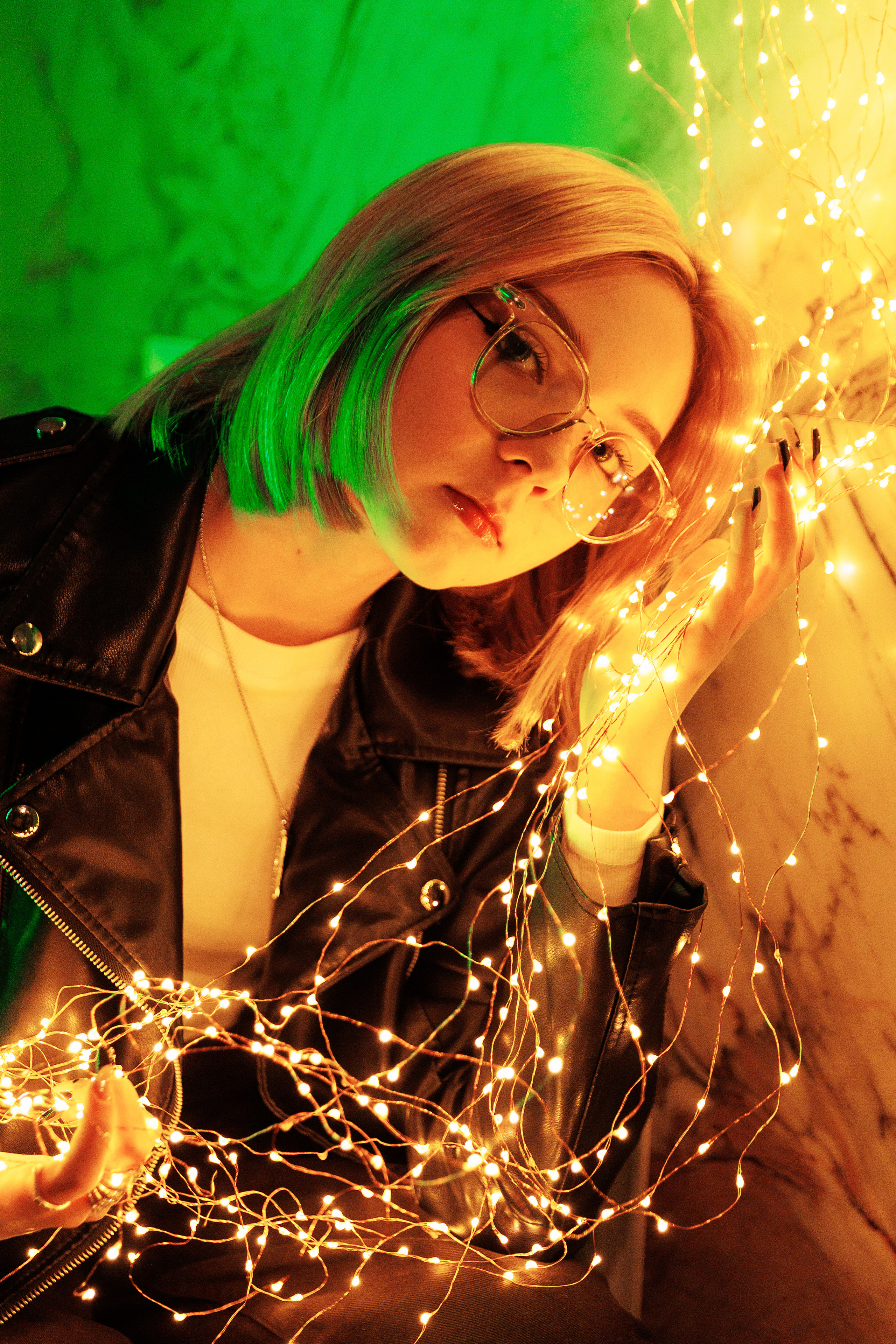 Портретная фотосессия для красивой девушки с цветным светом в фотостудии в Лабинске. Фотограф Дмитрий Шевченко.