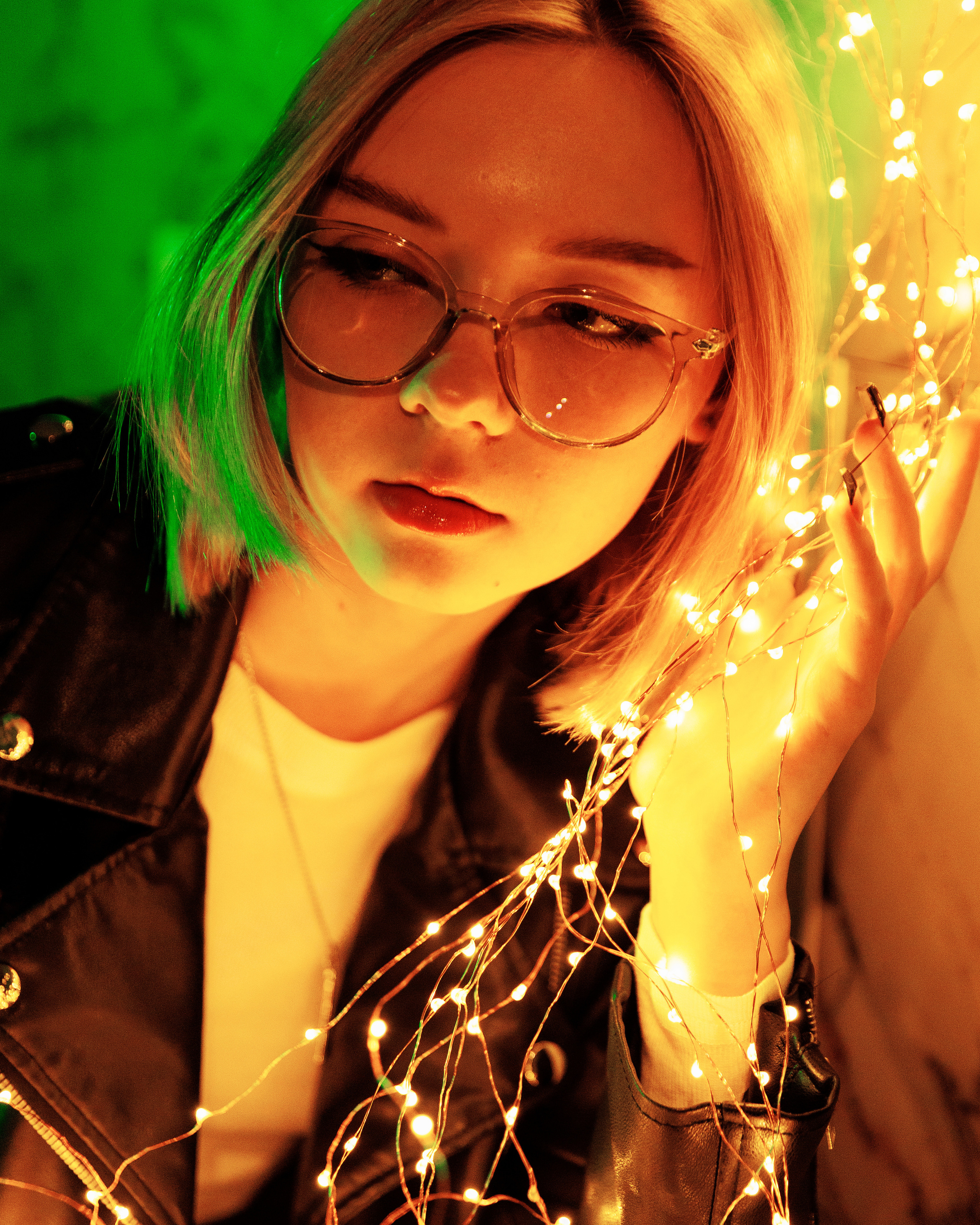 Портретная фотосессия для красивой девушки с цветным светом в фотостудии в Лабинске. Фотограф Дмитрий Шевченко.