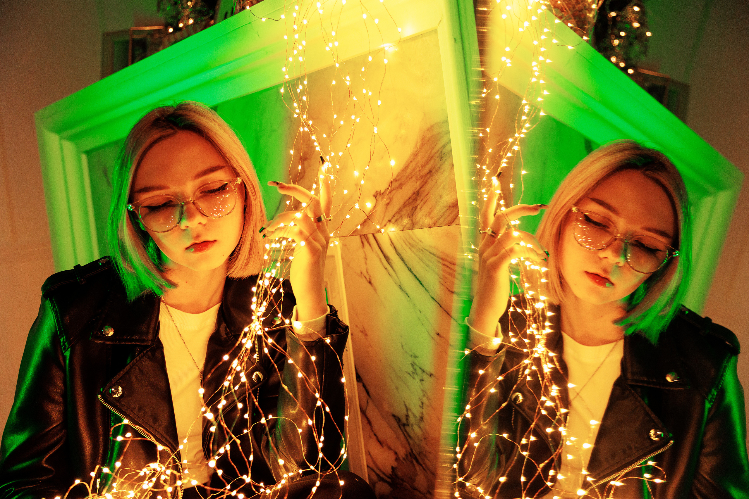 Портретная фотосессия с отражением с цветным светом в фотостудии в Лабинске. Фотограф Дмитрий Шевченко.