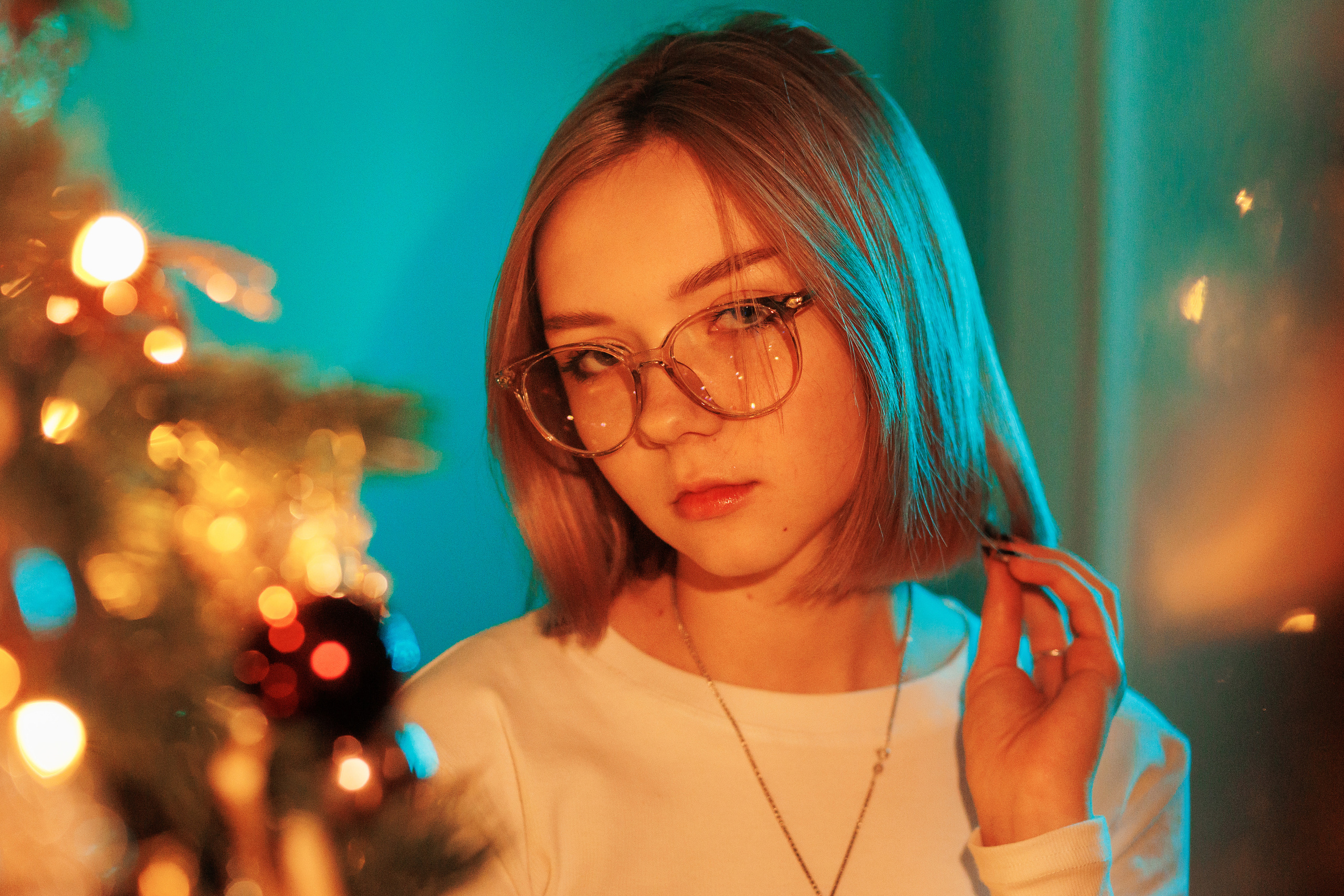 Портретная фотосессия  для красивой девушки с цветным светом в фотостудии в Лабинске. Фотограф Дмитрий Шевченко.