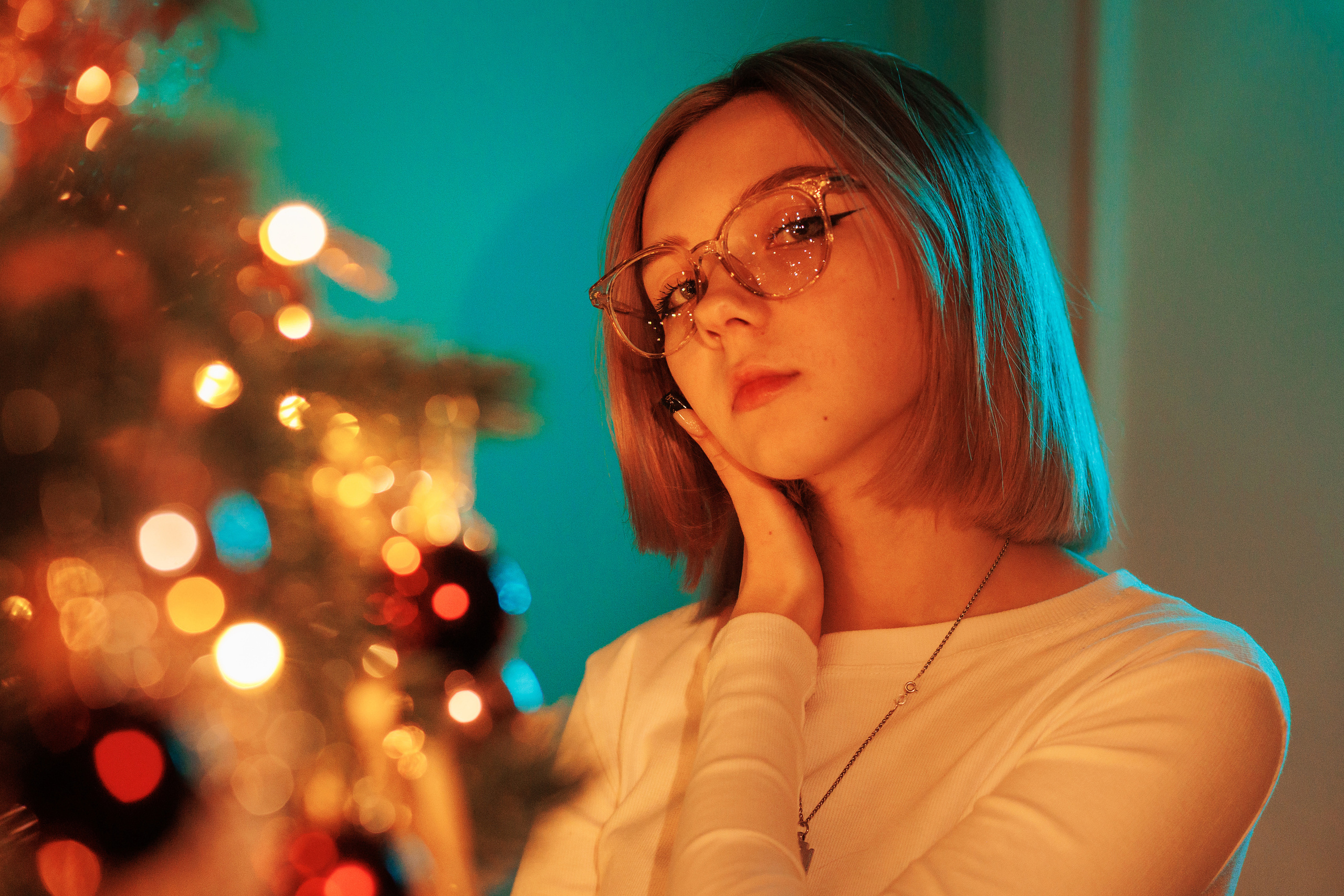 Портретная фотосессия для красивой девушки с цветным светом в фотостудии в Лабинске. Фотограф Дмитрий Шевченко.