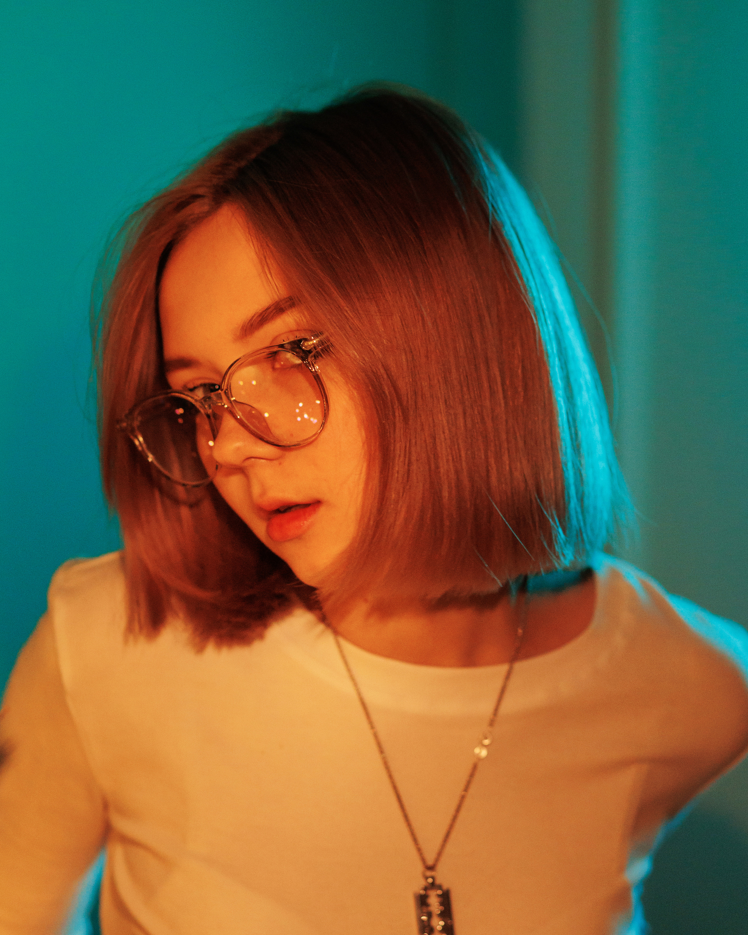 Портретная фотосессия для красивой девушки с цветным светом в фотостудии в Лабинске. Фотограф Дмитрий Шевченко.