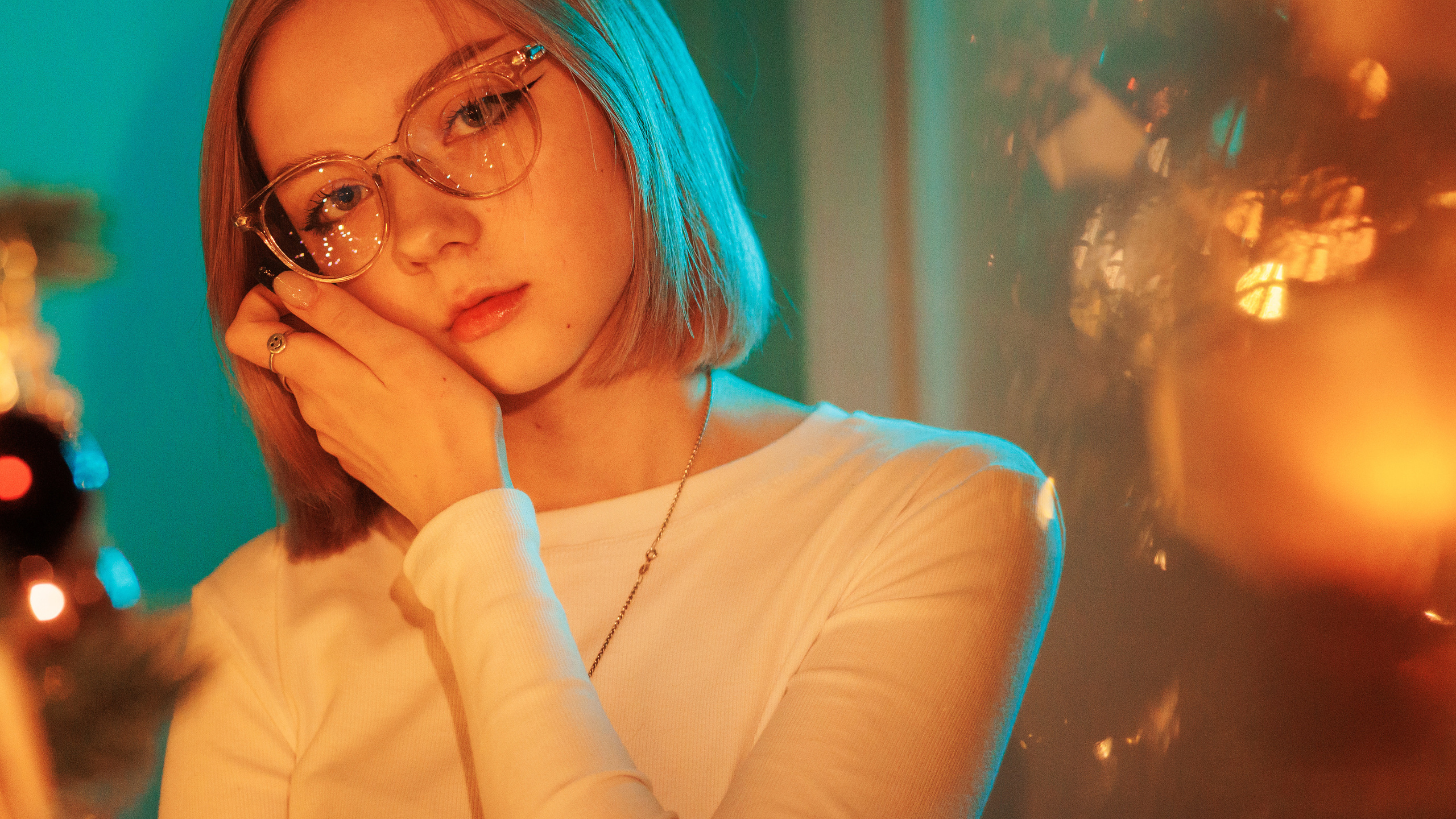 Портретная фотосессия  для красивой девушки с цветным светом в фотостудии в Лабинске. Фотограф Дмитрий Шевченко.