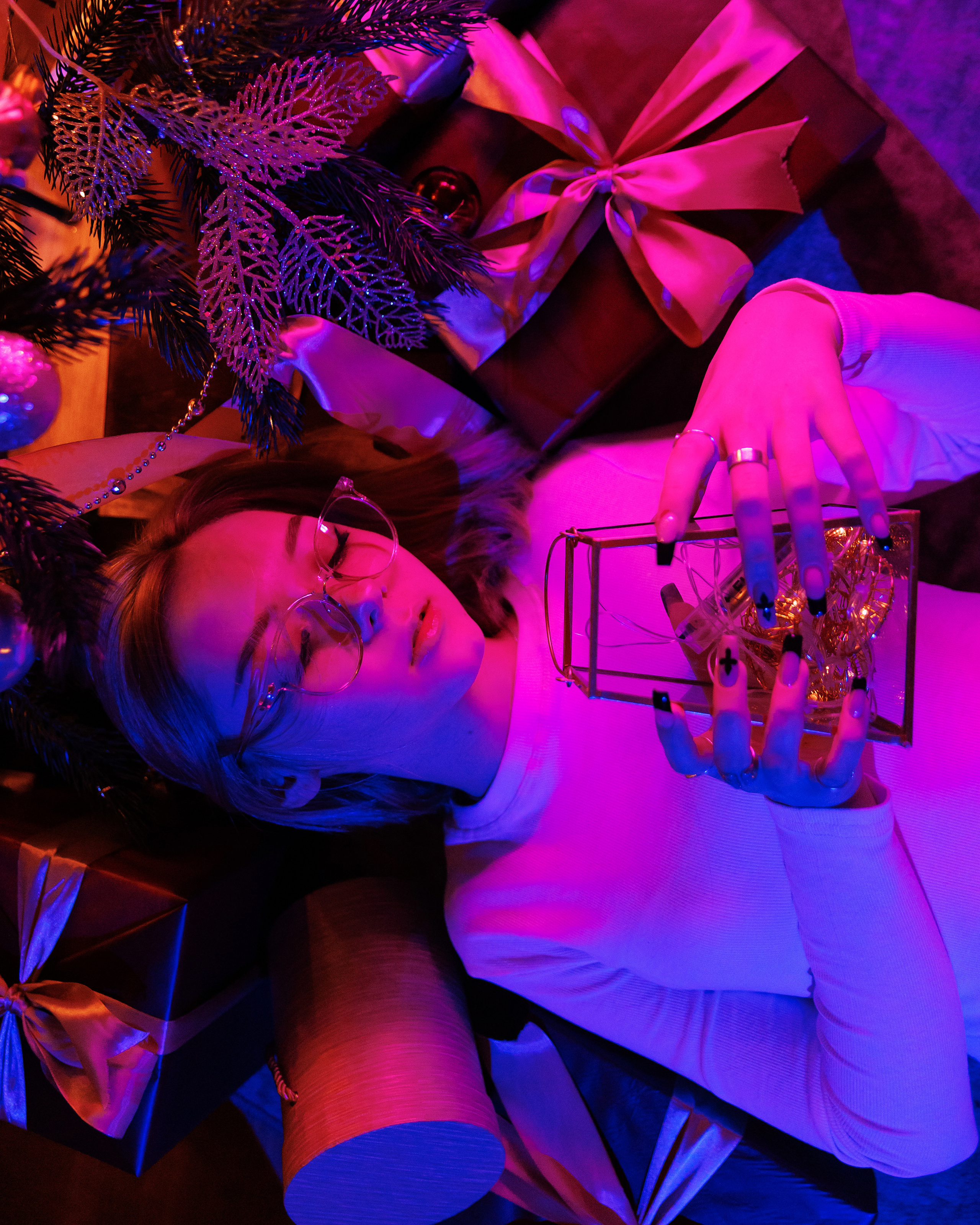 Портретная новогодняя фотосессия с цветным светом в фотостудии в Лабинске. Фотограф Дмитрий Шевченко.