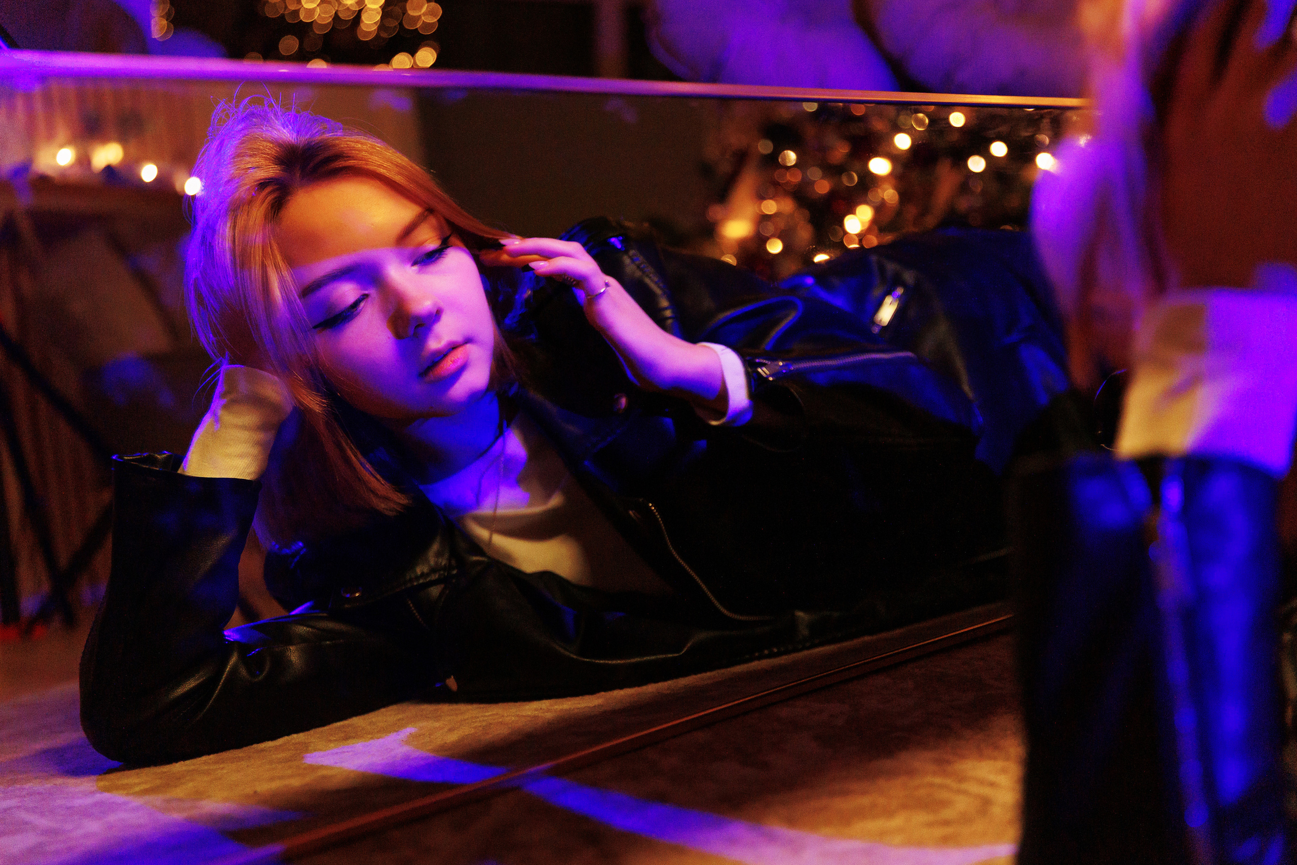 Портретная фотосессия с отражением с цветным светом в фотостудии в Лабинске. Фотограф Дмитрий Шевченко.