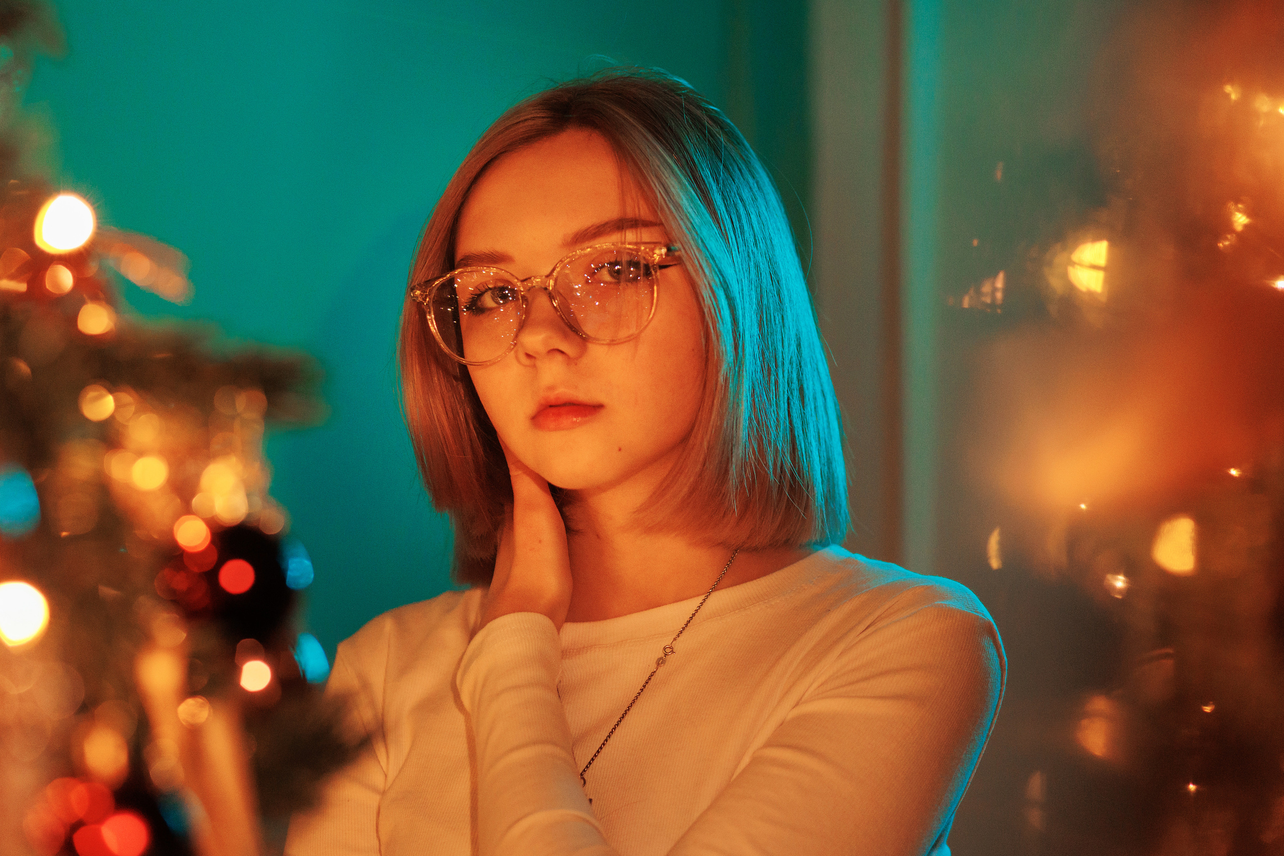 Портретная фотосессия с цветным светом в фотостудии в Лабинске. Фотограф Дмитрий Шевченко.