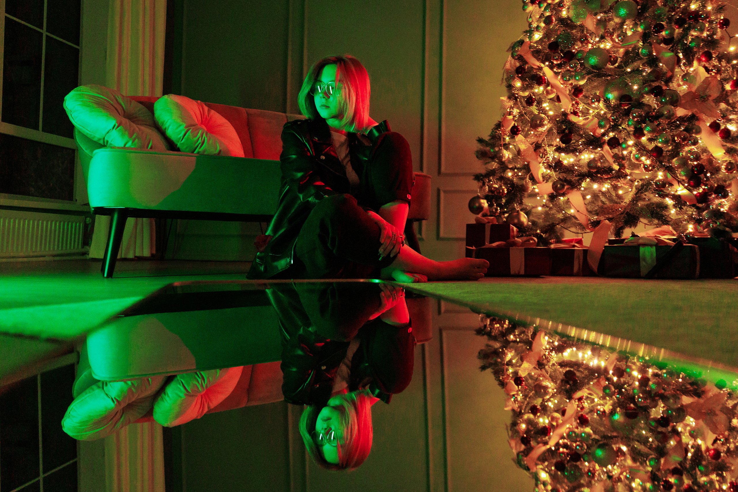 Портретная фотосессия с отражением с цветным светом в фотостудии в Лабинске. Фотограф Дмитрий Шевченко.