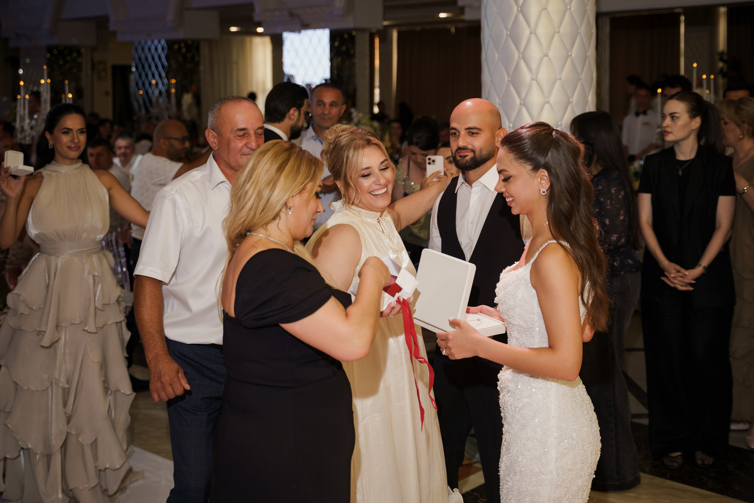 Сватовство в Краснодаре от лучших свадебных фотографов и операторов ТВИНС СТУДИО. ТВИНС СТУДИО — лучшие свадебные фотографы и видеографы в Краснодаре