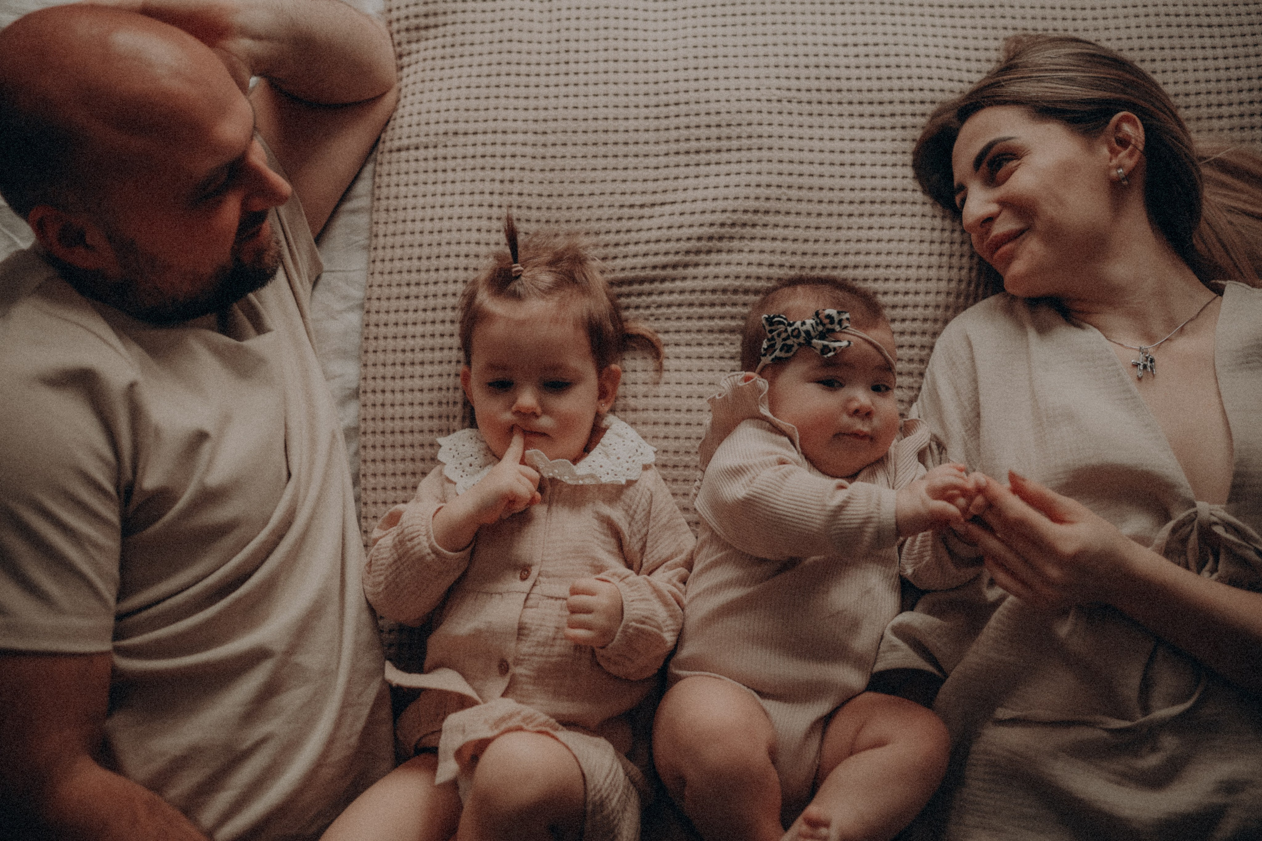 Катя, Максим и малышки Агата с Даной. Семейный фотограф в Москве и Люберцах Юлия Гуськова