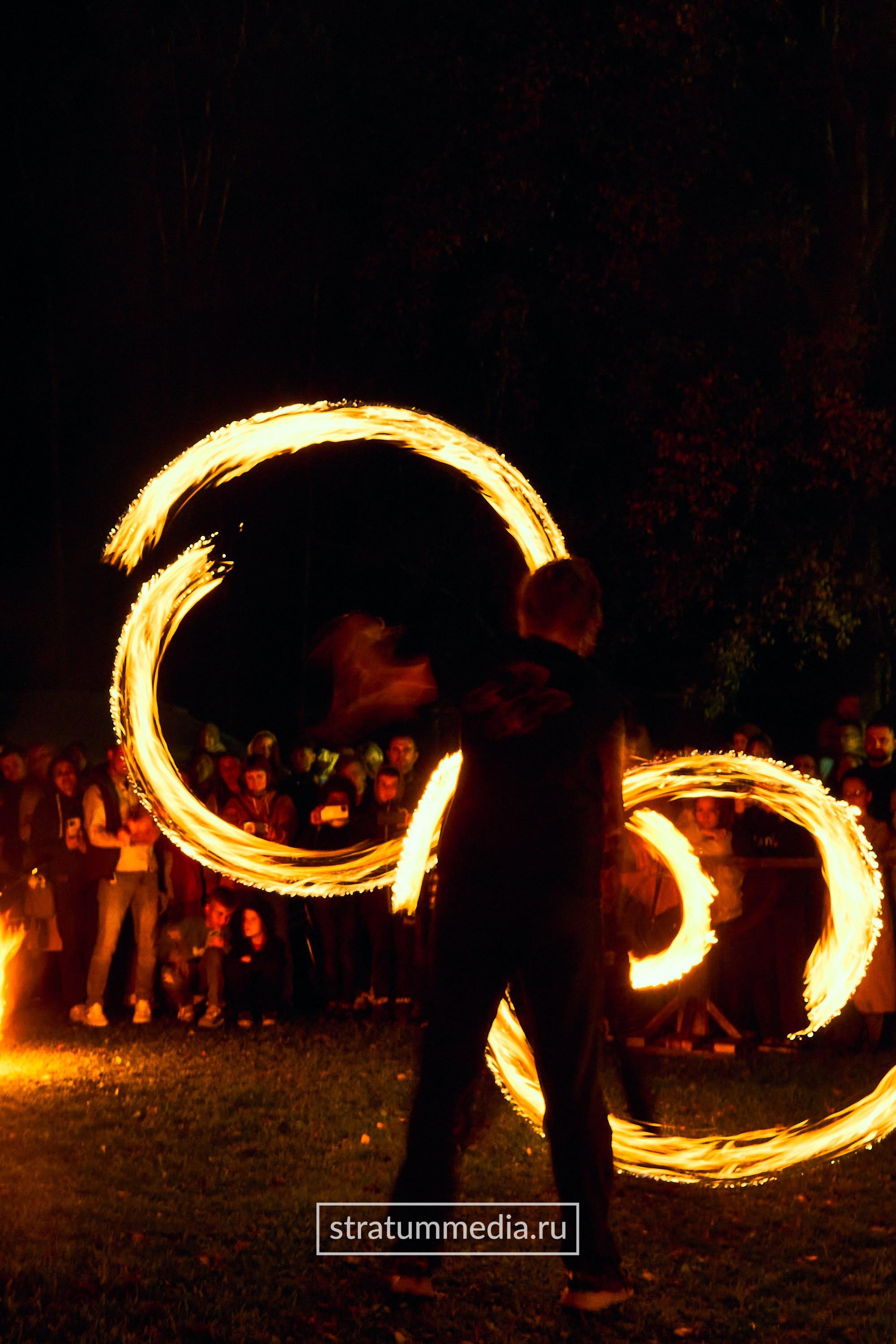 Fire Show at Park. Stratum Media — Фото-Видео Съемки