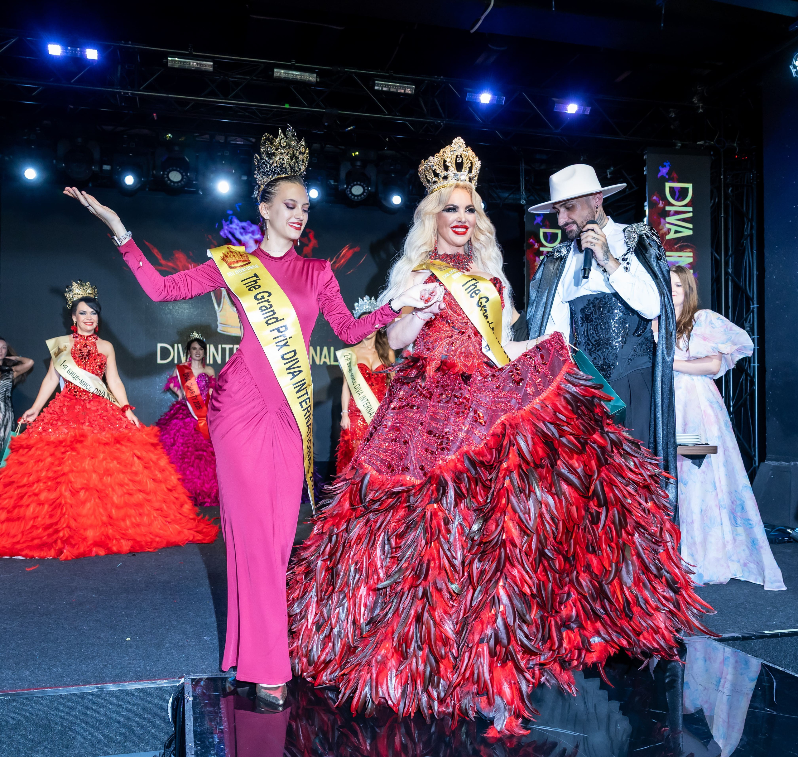 Финалистка международного конкурса красоты DIVA International 2026 в красном платье