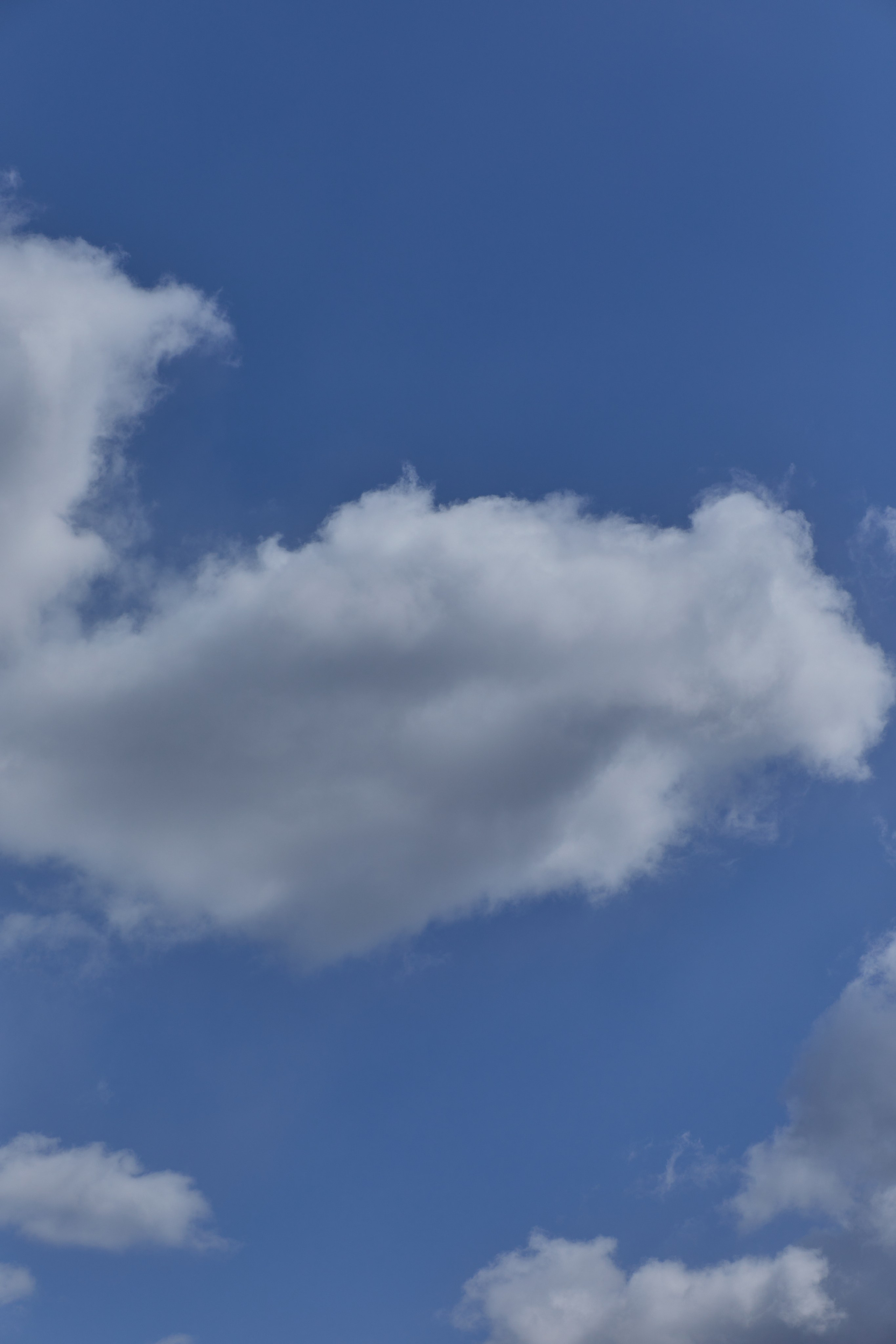 Фотография для смартфона с белыми облаками и голубым небом