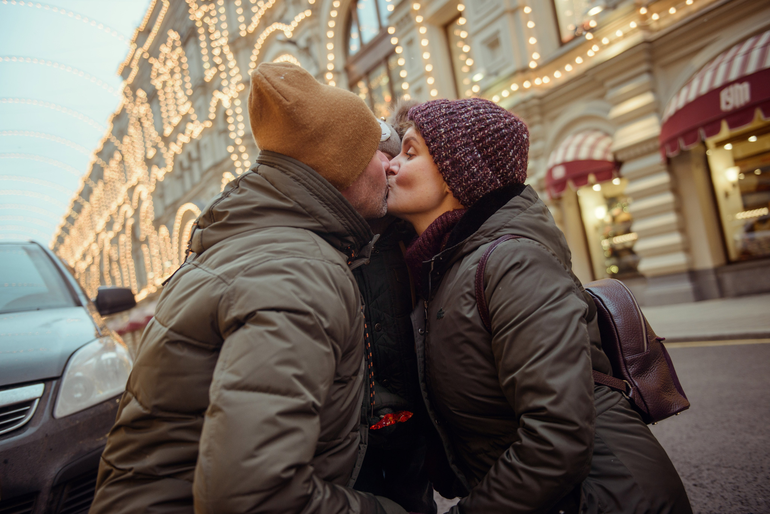 family photo shoot walking in the city. New Year Christmas photoshoot (Photographer in Edinburgh Elena Carruthers)