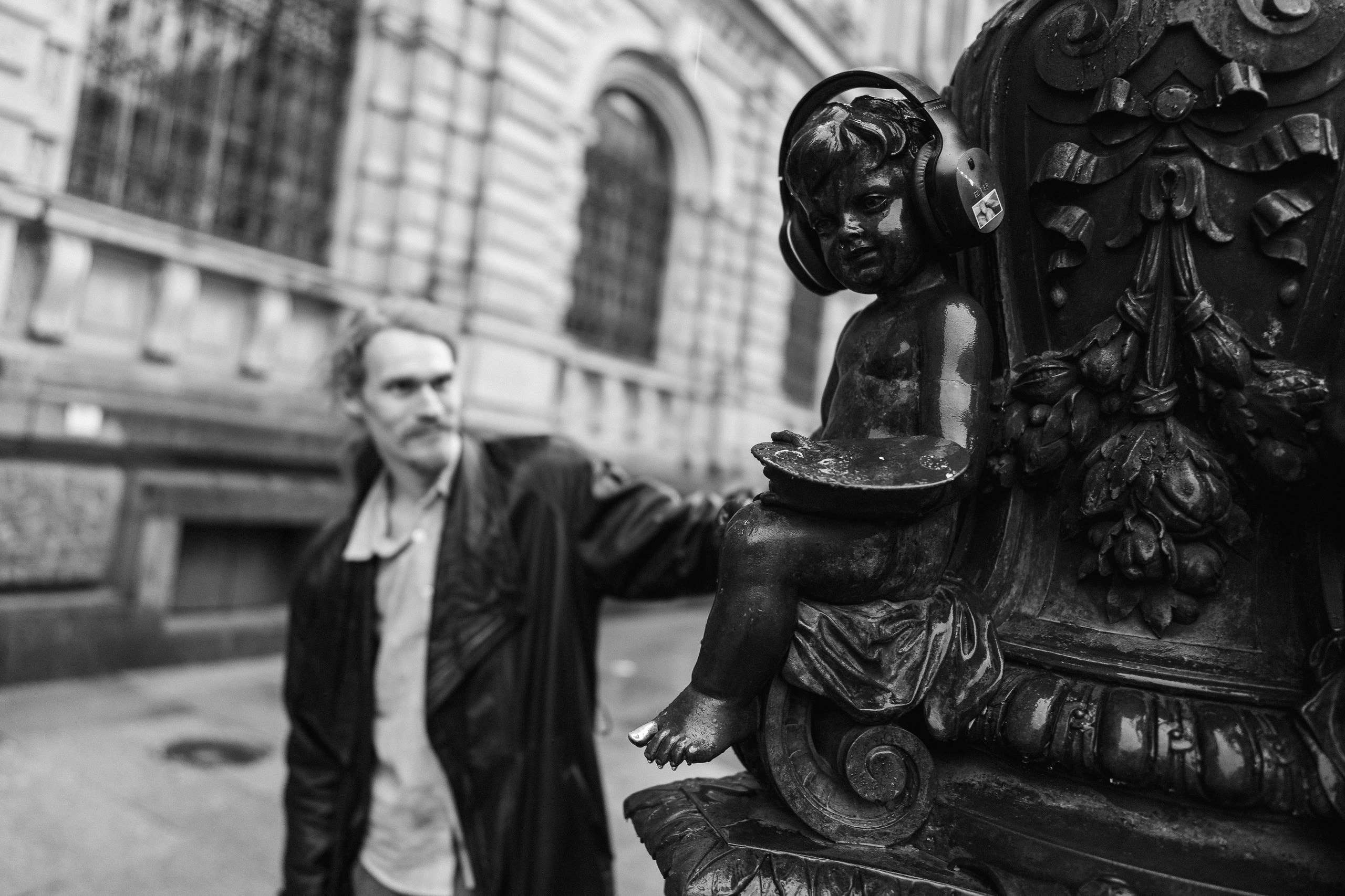 Мужской портрет у декоративного фонаря, чёрно-белый стиль