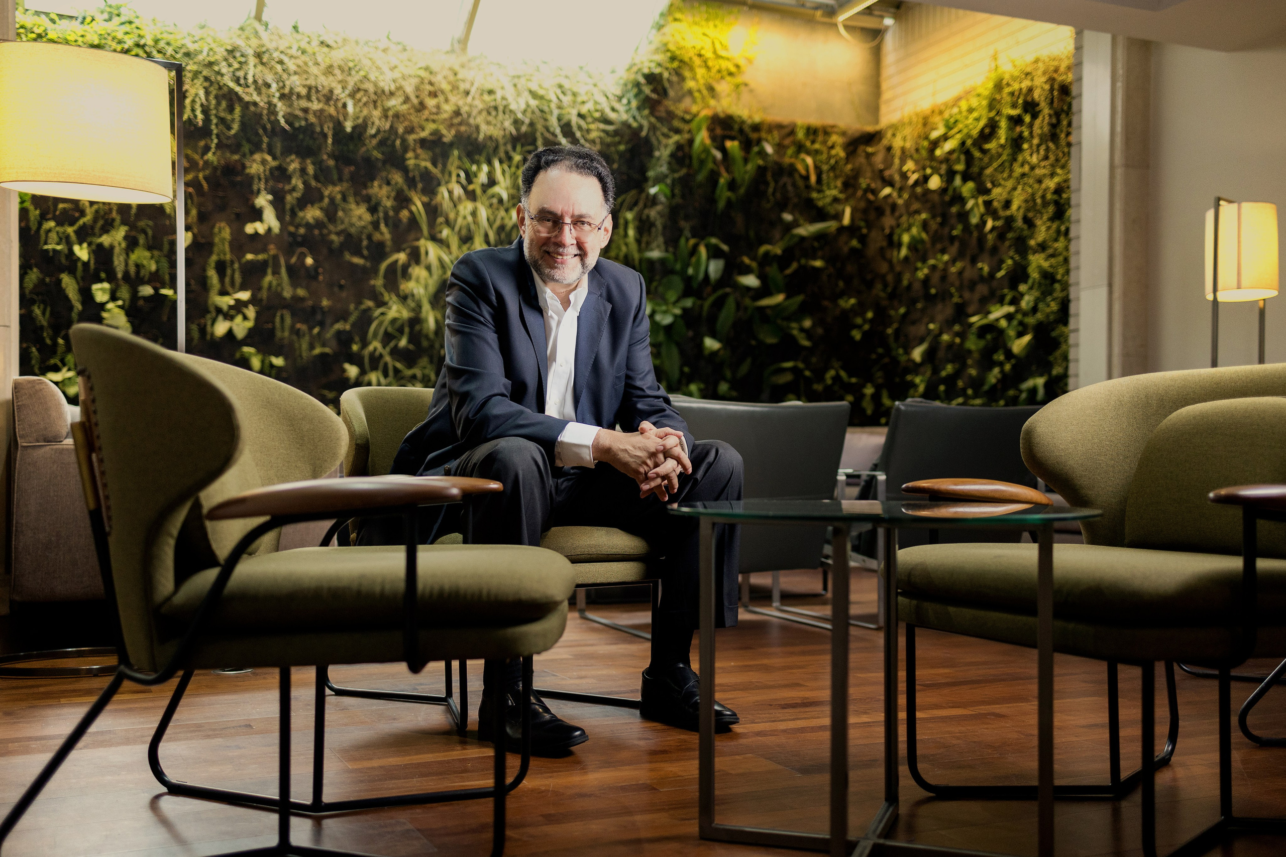 Fotografía Corporativa y Retratos Profesionales en Santiago, Chile. Retrato formal. Fotos Profesionales para LinkedIn, Empresas. Fotógrafa en Santiago, Chile | Julia Zalnova