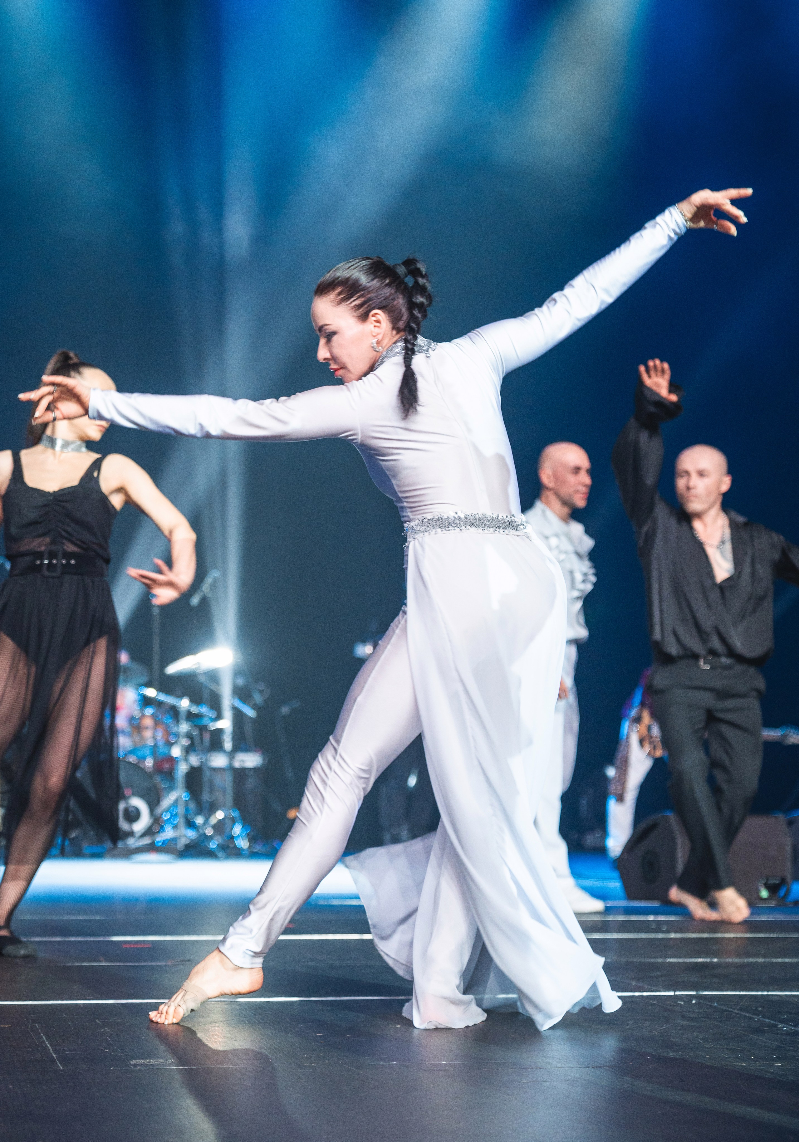 КСК Арена. Современный танец: танцовщица в белом облегающем костюме с драматичной постановкой рук на сцене. Профессиональная фотография танцевального выступления. Автор: Евгений Мальцев (evrednix.ru).