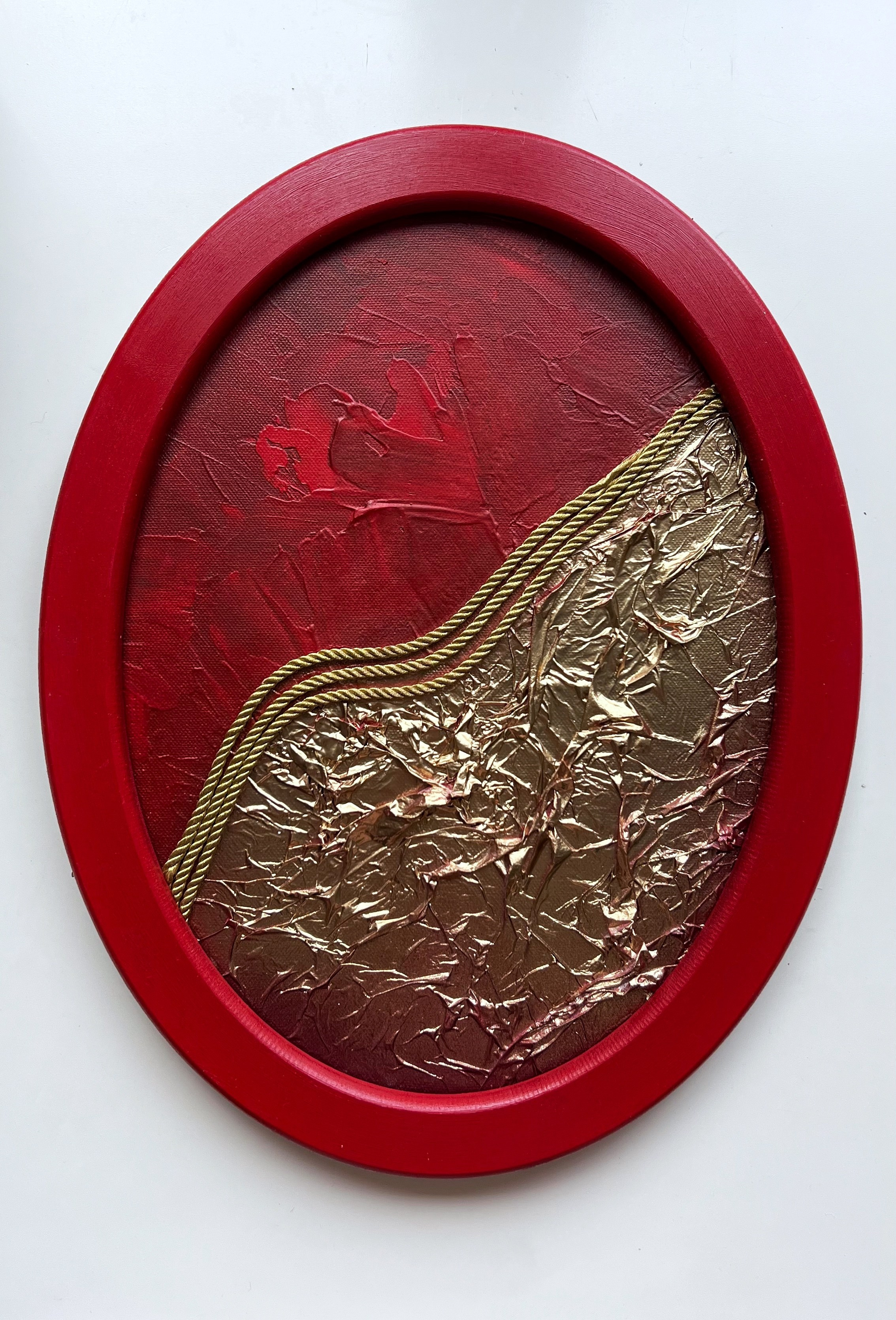 "Метаморфозы N3". Ассамбляж, овальный холст на подрамнике. Работа оформлена в раму 30х40 см. 2023 год