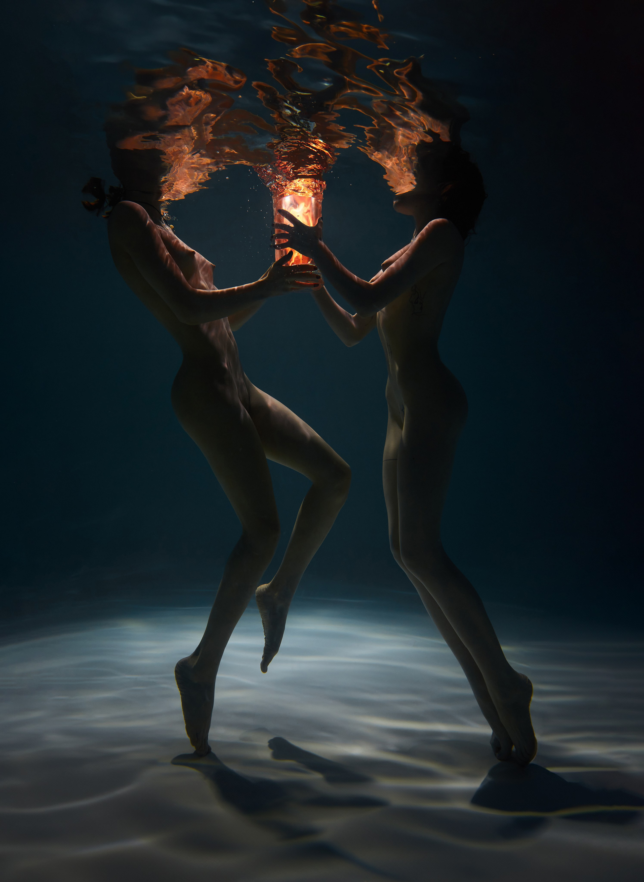 Abstract nude female portrait in soft natural light. Focus on form, emotion, and quiet absence. An intimate fine-art nude exploring the space between presence and disappearance. Shot in ambient light with minimalist aesthetic. Размытая ню-композиция. Женское тело в состоянии покоя, абстракция. Минималистичный кадр фрагмента женского тела в контрастном свете. Художественная ню-фотография, игра текстур. Художественный портрет обнажённой женщины. Светлая сцена, ню-фотография, атмосфера статуи и тишины. Ню в тёплом освещении, женская фигура в статичной позе. Художественное изображение тела, текстуры и свет. фотограф ню. art nude photography photographer