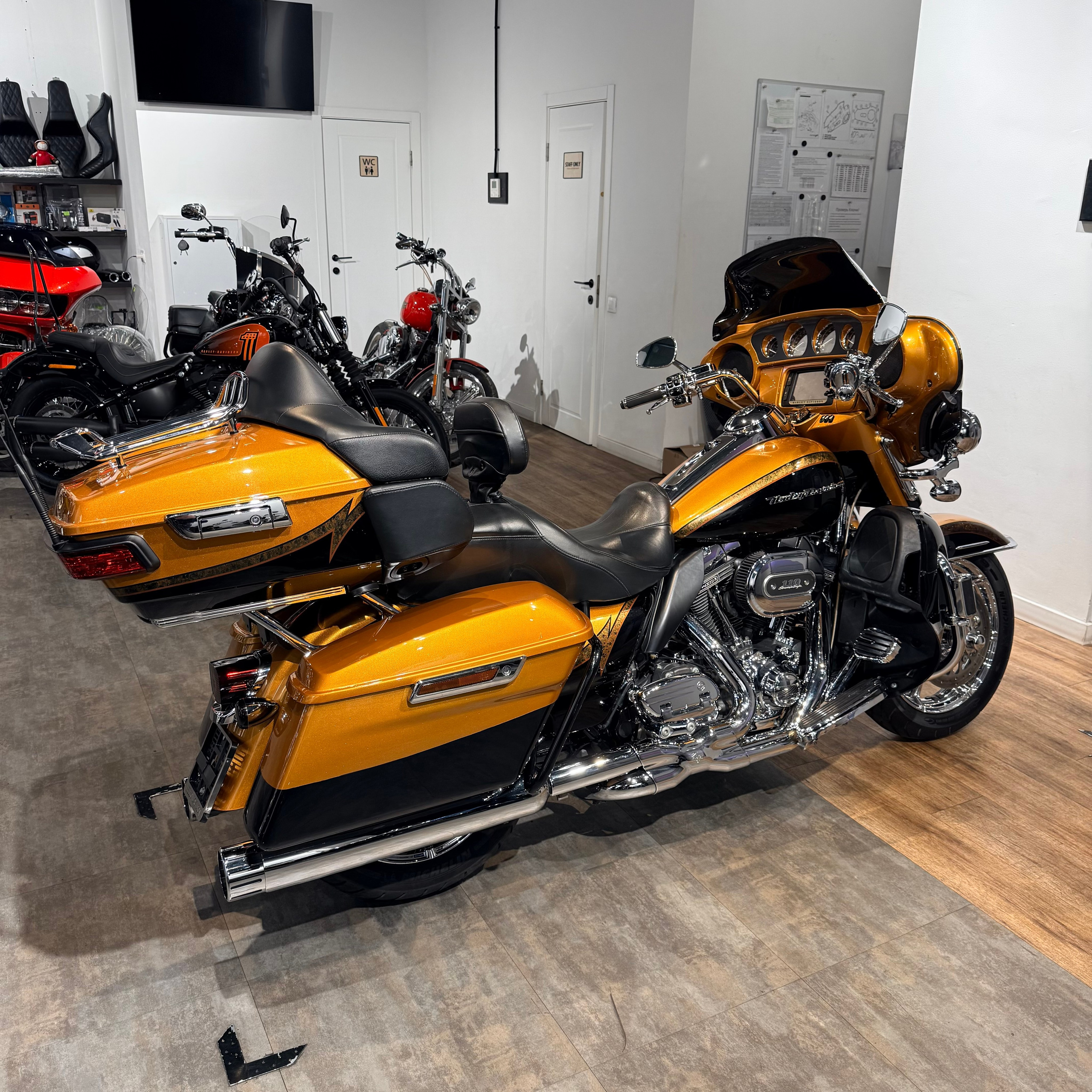 Купить Harley-Davidson 2014 CVO Еlесtra Glide Limited Gоld (Touring) — подробнее на сайте. Hello Davidson, Москва. Только хорошие мотоциклы…
