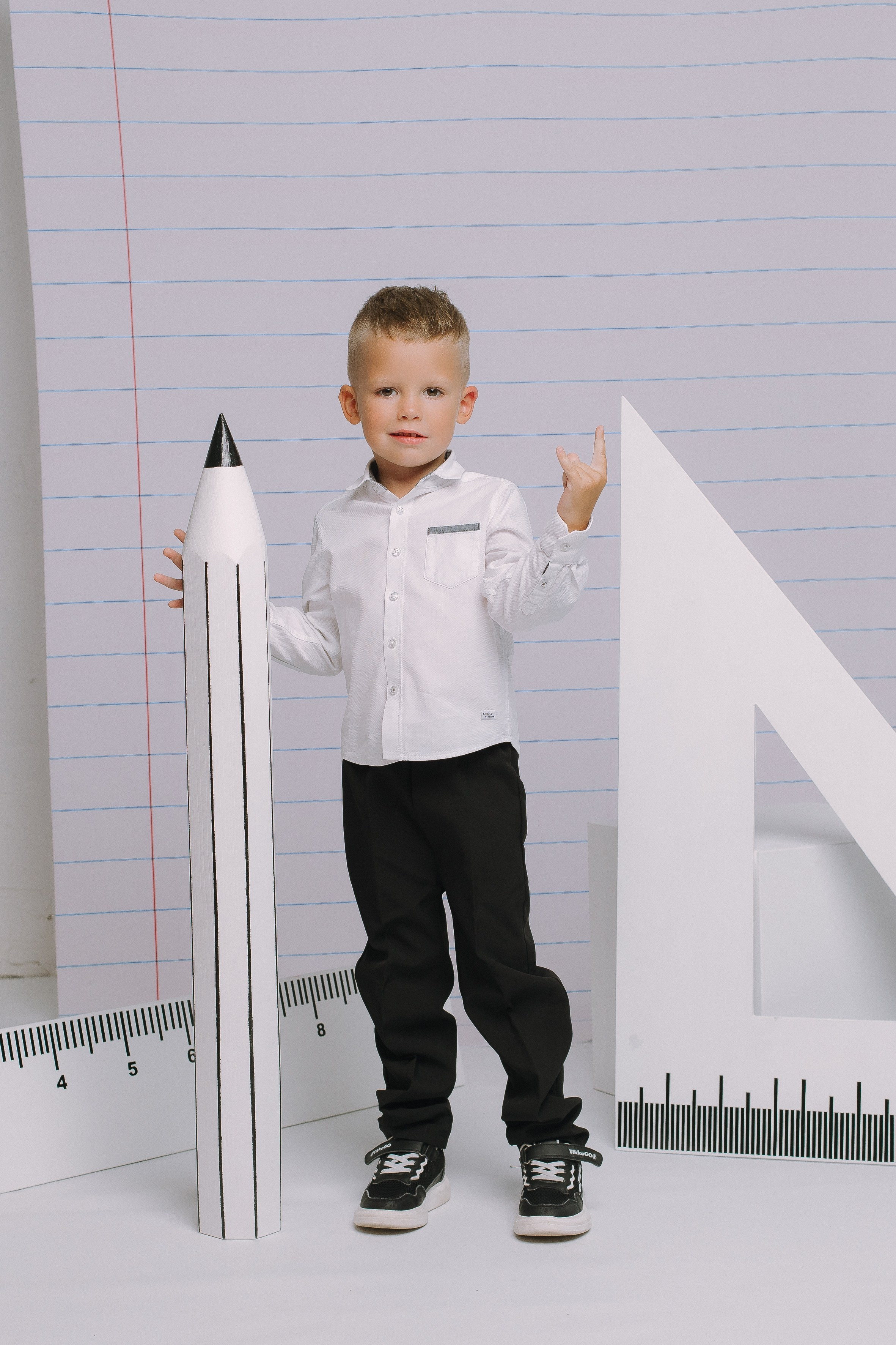 Студия- Портреты начальная школа (С реквизитом). Выпускные альбомы Натальи Бутко: Новороссийск, Анапа, Геленджик